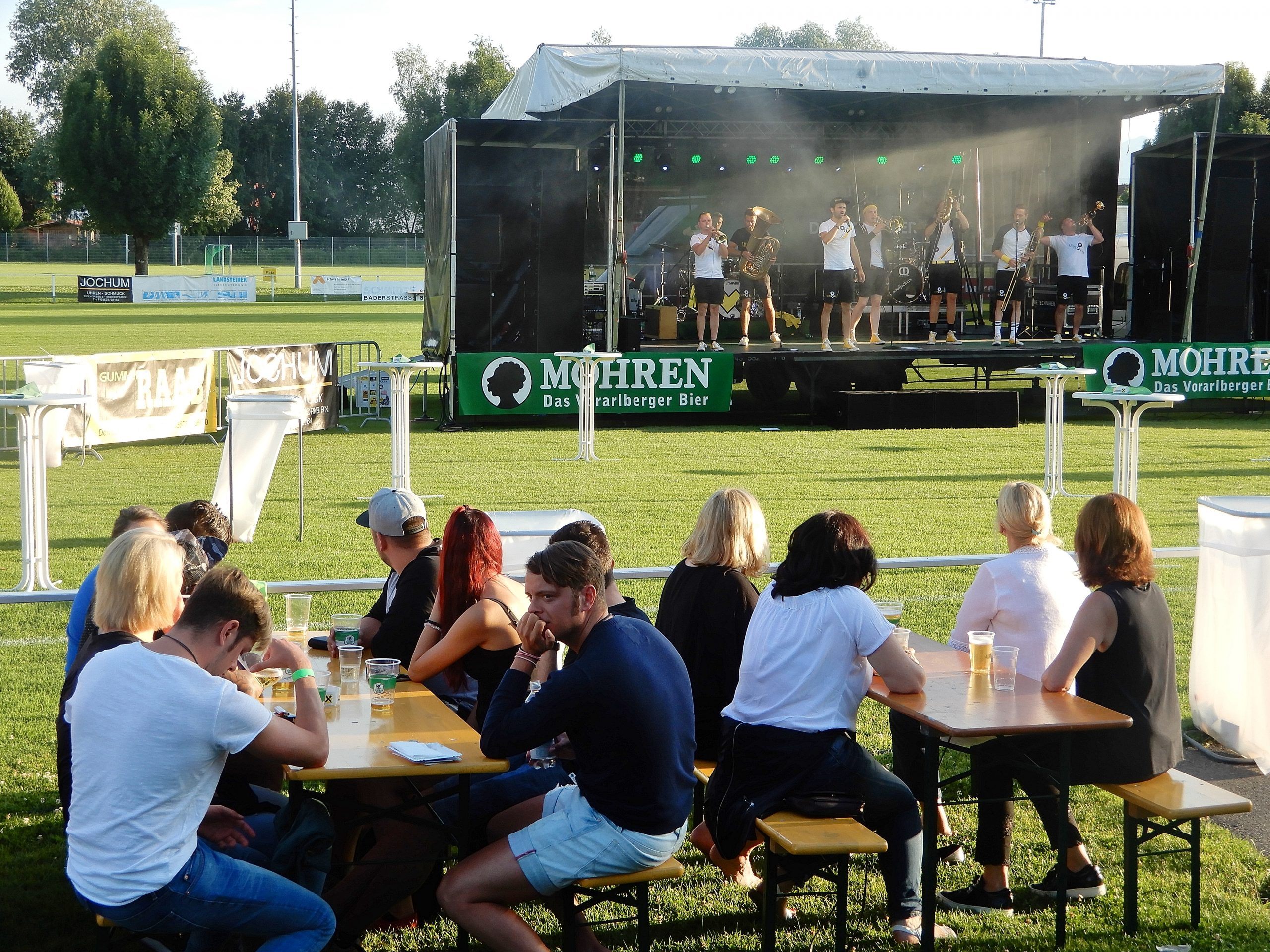 Open Air time in Haselstauden - am Freitag verwandelt sich der Fußballplatz in der Emma und Eugen Arena wieder in eine große Rockbühne. Open Air time in Haselstauden - am Freitag verwandelt sich der Fußballplatz in der Emma und Eugen Arena wieder in eine große Rockbühne.