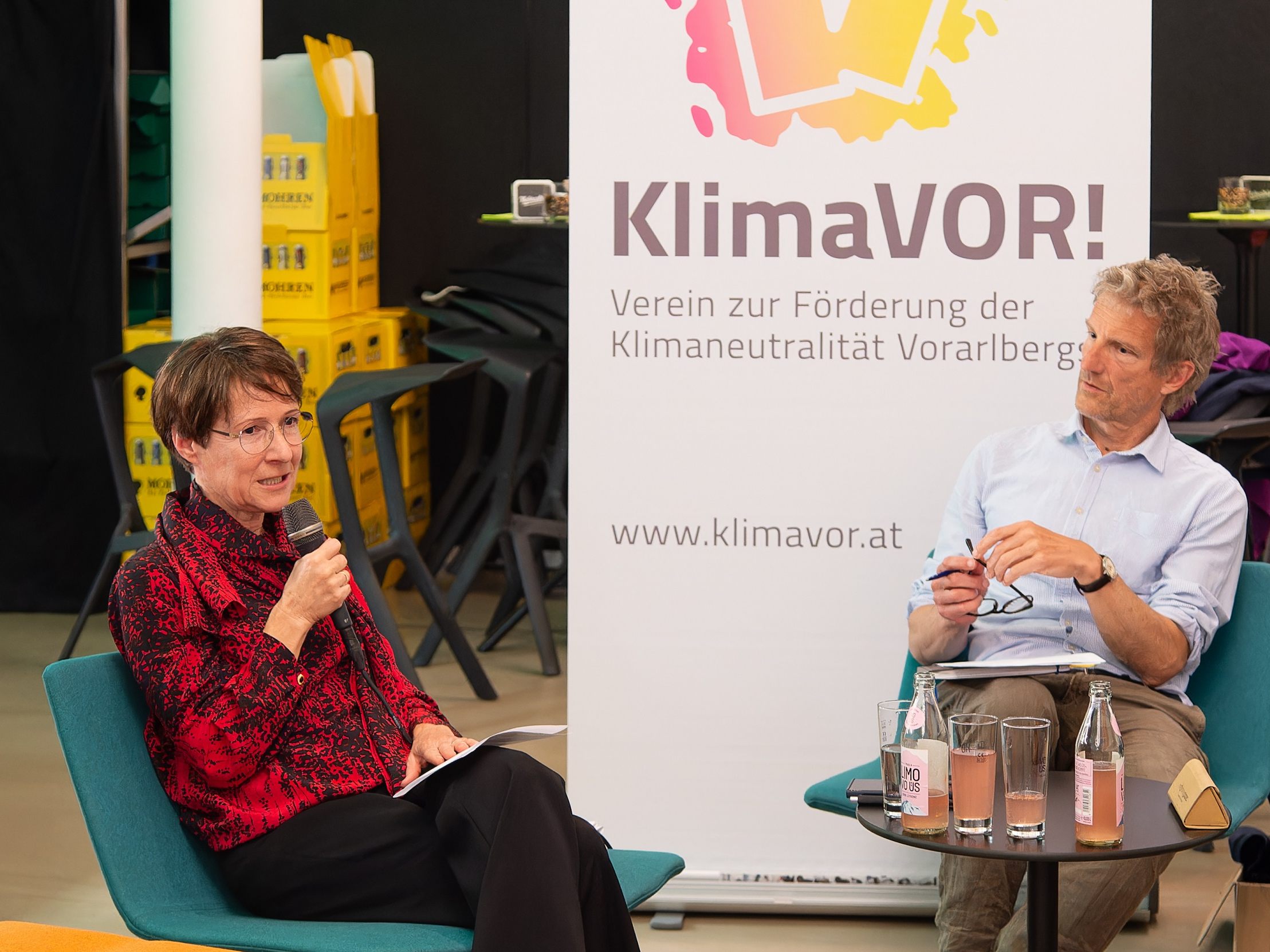 KlimaVOR!, der Verein zur Förderung der Klimaneutralität Vorarlbergs, diskutierte beim Klima-Hock in der Dornbirner Mohrenbrauerei über zukunftsweisende Ernährung und Landwirtschaft. Im Bild: Angelika Stöckler und Matyas Scheibler. KlimaVOR!, der Verein zur Förderung der Klimaneutralität Vorarlbergs, diskutierte beim Klima-Hock in der Dornbirner Mohrenbrauerei über zukunftsweisende Ernährung und Landwirtschaft. Im Bild: Angelika Stöckler und Matyas Scheibler.