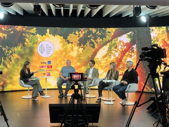 Im Rahmen einer Sondersendung von Vorarlberg LIVE zum Klimaschutzpreis 2024 diskutierten (von links nach rechts) mit Moderatorin Isabella Canaval Hotelier Jürgen Zudrell, Landesrat Daniel Zadra (Grüne), Klimaaktivistin Marina Hagen-Canaval und Martin Reis, Geschäftsführer des Energieinstituts Vorarlberg. Im Rahmen einer Sondersendung von Vorarlberg LIVE zum Klimaschutzpreis 2024 diskutierten (von links nach rechts) mit Moderatorin Isabella Canaval Hotelier Jürgen Zudrell, Landesrat Daniel Zadra (Grüne), Klimaaktivistin Marina Hagen-Canaval und Martin Reis, Geschäftsführer des Energieinstituts Vorarlberg.