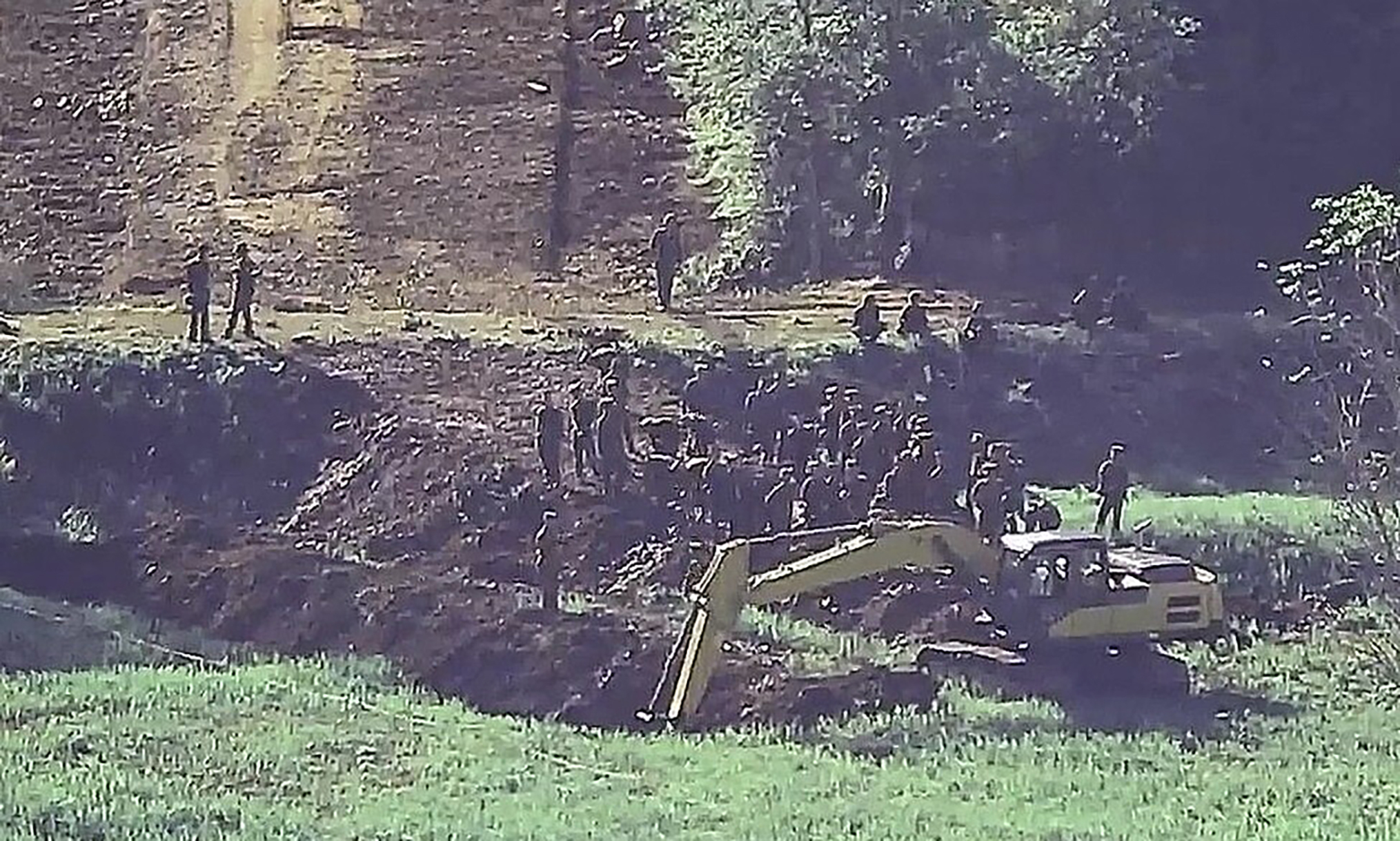 Südkoreanische Soldaten gaben Warnschüsse ab, um nordkoreanische Soldaten zurückzudrängen, die am Dienstag zum zweiten Mal in diesem Monat vorübergehend die Landgrenze der Rivalen überschritten hatten, so das südkoreanische Militär. Südkoreanische Soldaten gaben Warnschüsse ab, um nordkoreanische Soldaten zurückzudrängen, die am Dienstag zum zweiten Mal in diesem Monat vorübergehend die Landgrenze der Rivalen überschritten hatten, so das südkoreanische Militär.