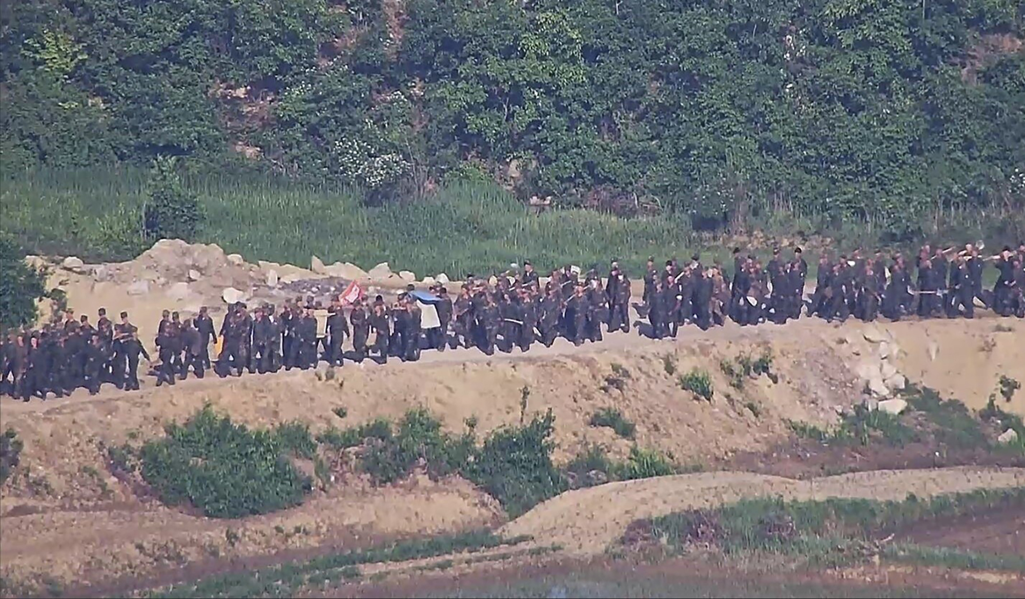 Auf diesem Foto, das vom südkoreanischen Verteidigungsministerium zur Verfügung gestellt wurde, arbeiten nordkoreanische Soldaten an einem unbekannten Ort in der Nähe des Grenzgebiets. Auf diesem Foto, das vom südkoreanischen Verteidigungsministerium zur Verfügung gestellt wurde, arbeiten nordkoreanische Soldaten an einem unbekannten Ort in der Nähe des Grenzgebiets.