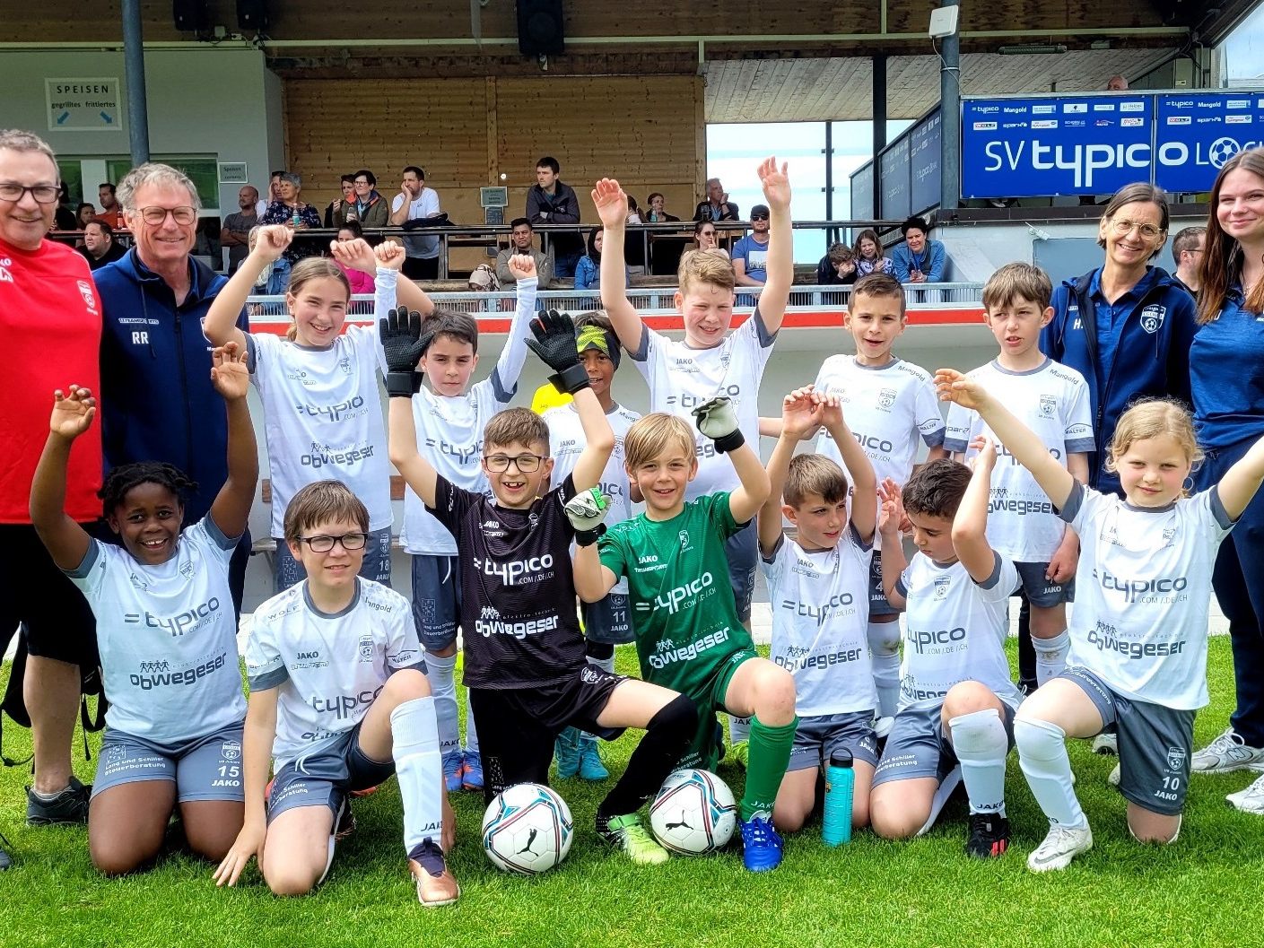 Tolle Nachwuchsarbeit beim SV typico Lochau: In zehn Mannschaften mit 18 Vereinstrainern sind über 170 Kids im Alter von fünf bis 16 Jahren beim SV Lochau Fußball aktiv.