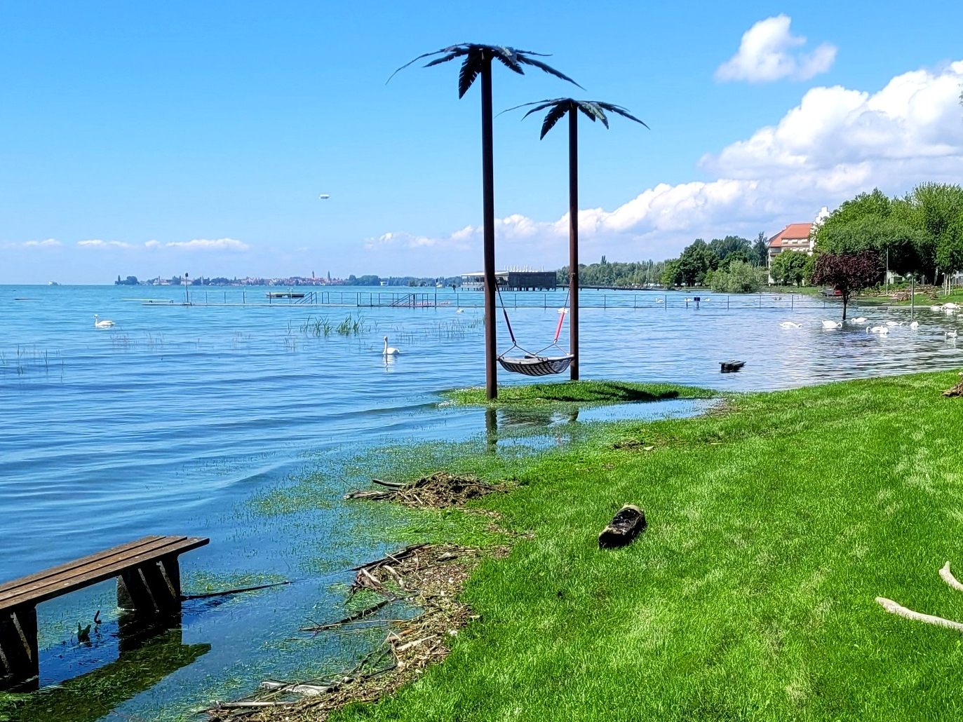 Impressionen von einem „vollen“ Bodensee vom Schwarzbad über den Kaiserstrand bis hin zum Strandbad. Impressionen von einem „vollen“ Bodensee vom Schwarzbad über den Kaiserstrand bis hin zum Strandbad.