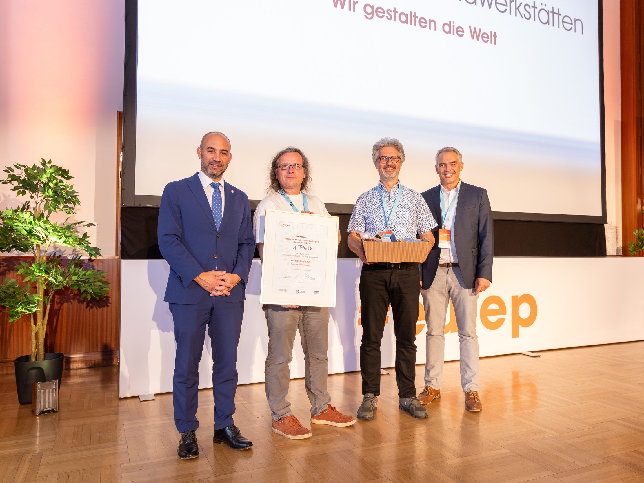 Landesrat Christoph Luisser, Karlheinz Marent, Elmar Luger und Gerald Gartlehner bei der feierlichen Verleihung in St. Pölten. Landesrat Christoph Luisser, Karlheinz Marent, Elmar Luger und Gerald Gartlehner bei der feierlichen Verleihung in St. Pölten.