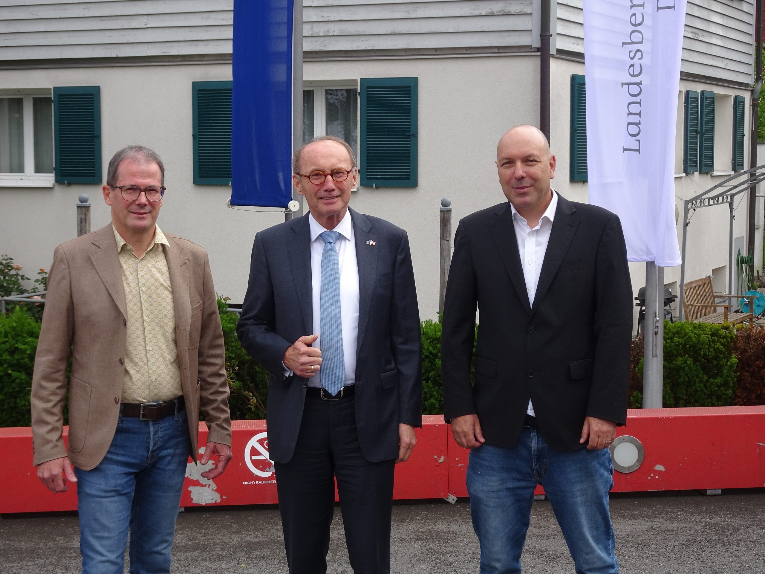 LBS1-Direktor Herbert Wehinger (li.) und Christoph Rinderer (Seniorbotschafter) begrüßten mit Freude Dr. Othmar Karas an ihrer Schule.