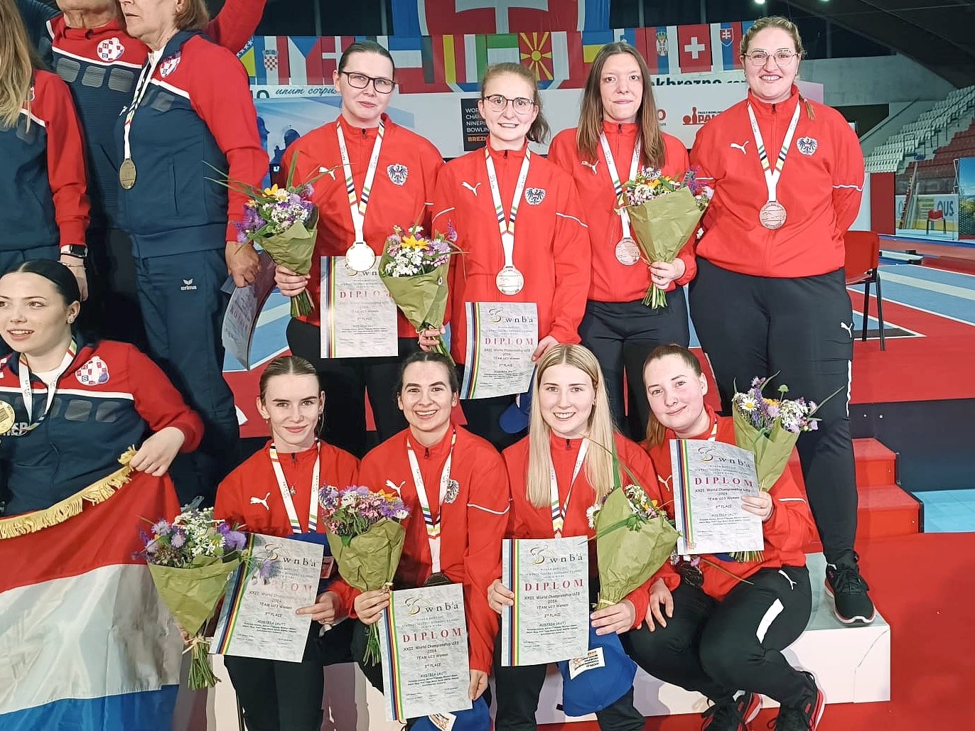Maja Nikolic (vordere Reihe, 3. v. re.) freute sich über die Bronzemedaillen bei der U23 WM der Sportkeglerinnen.