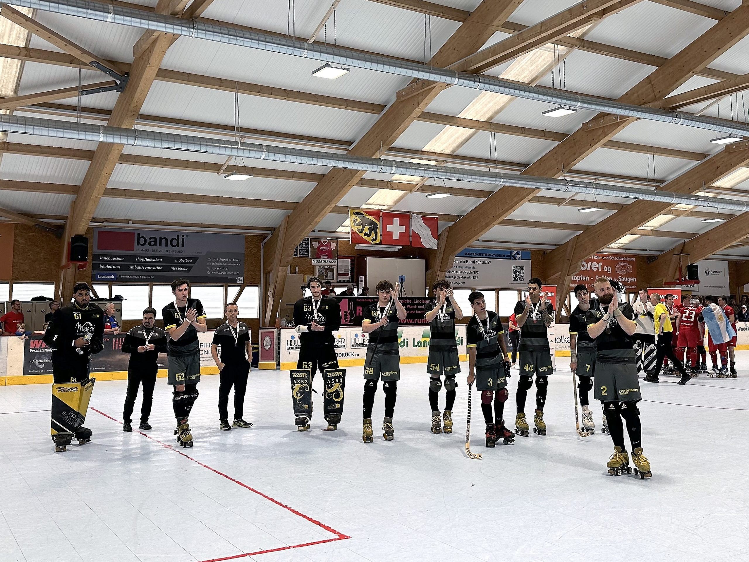 Trotz der Niederlage zeigten sich Dornbirns Rollhockey-Cracks am Ende auch stolz über ihre Leistung. Trotz der Niederlage zeigten sich Dornbirns Rollhockey-Cracks am Ende auch stolz über ihre Leistung.