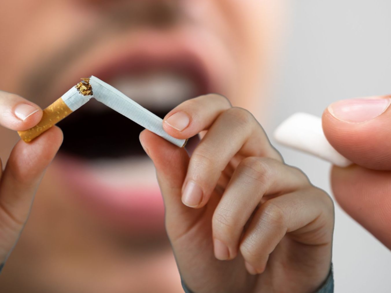 Rauchen aufzugeben ist eine Herausforderung, die viele Raucher bewältigen möchten. Mit Hilfe von Nikotinersatzprodukten wie Pflastern und Kaugummis soll der Entzug erleichtert werden.