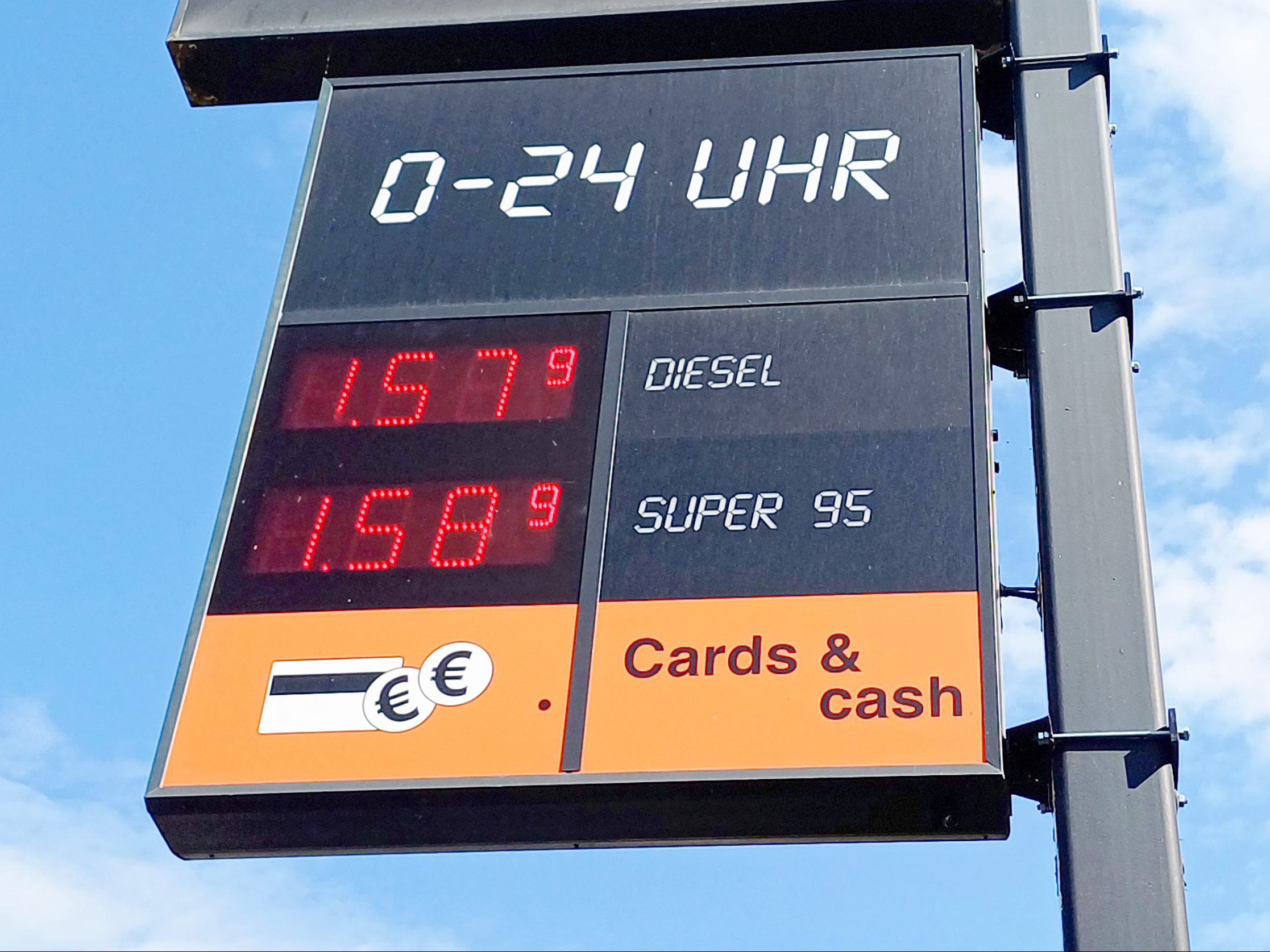 Unbedingt meiden sollte man als Autofahrer Autobahntankstellen. Unbedingt meiden sollte man als Autofahrer Autobahntankstellen.