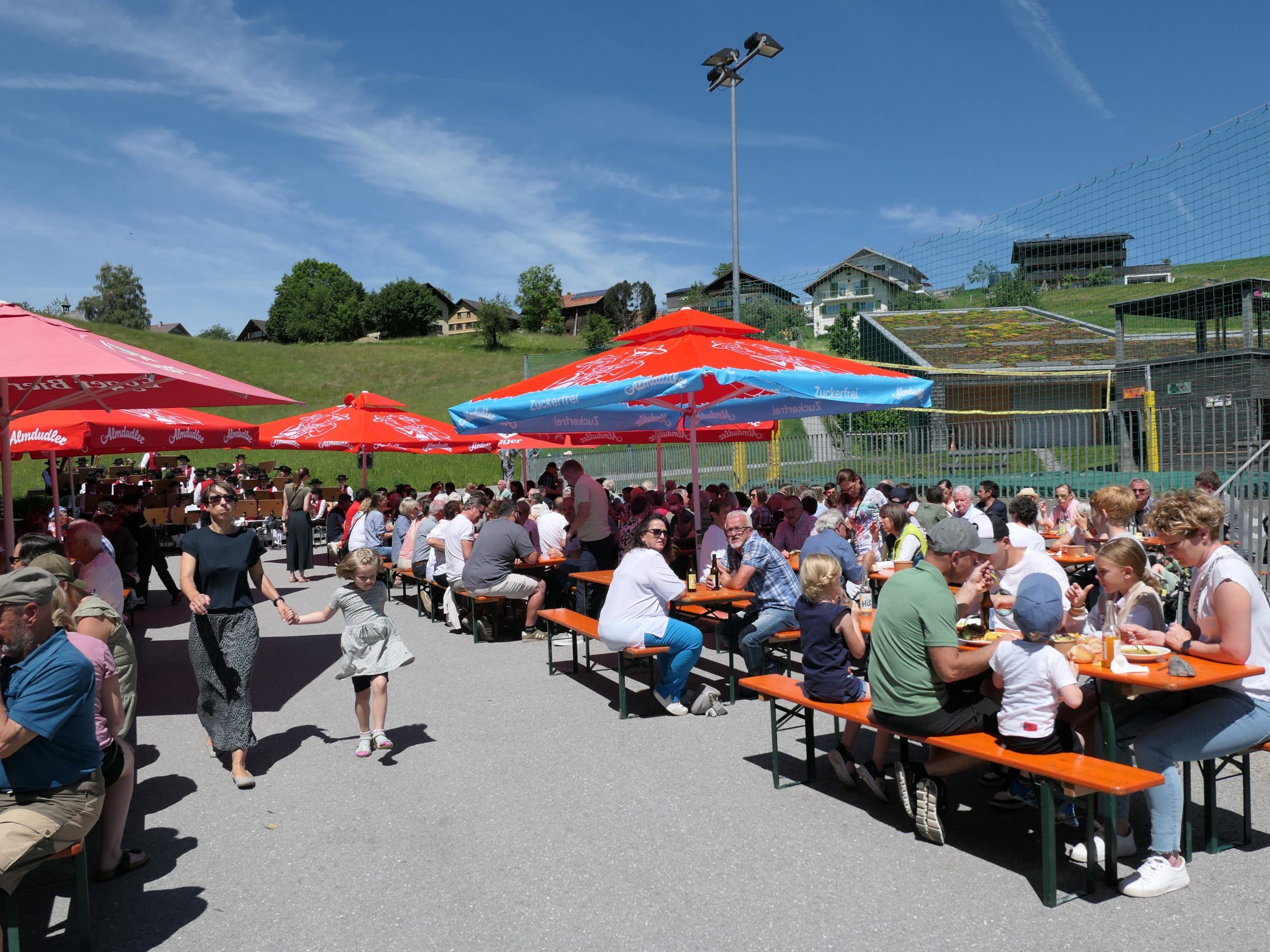 Beste Stimmung herrschte bei „Hallo Nachbar“ im Dorfzentrum Langenegg.