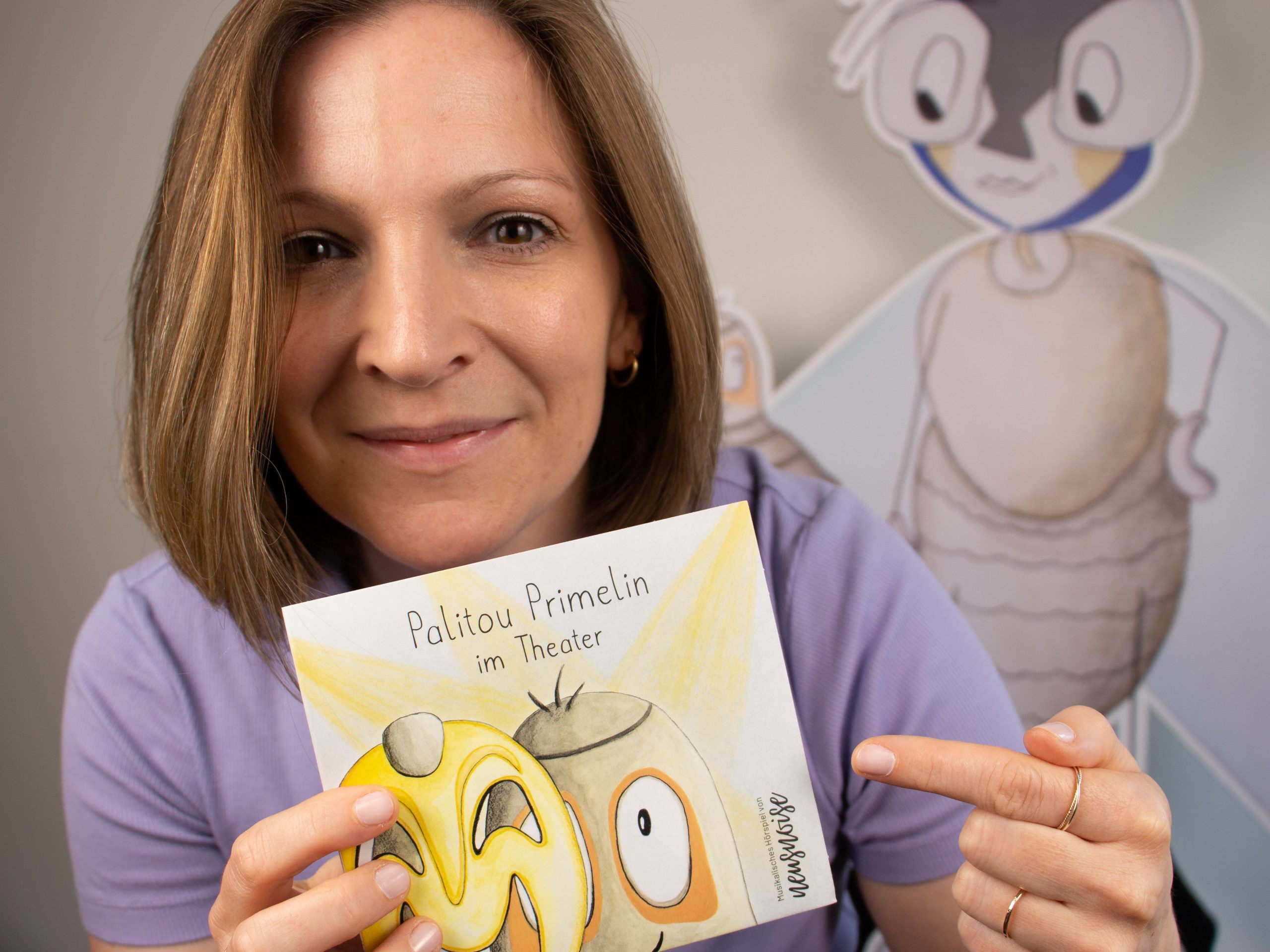 Pia Neururer und ihr neuestes Baby - das Folgeabenteuer von Palitou Primelin, das es ab sofort als Hörspiel gibt.