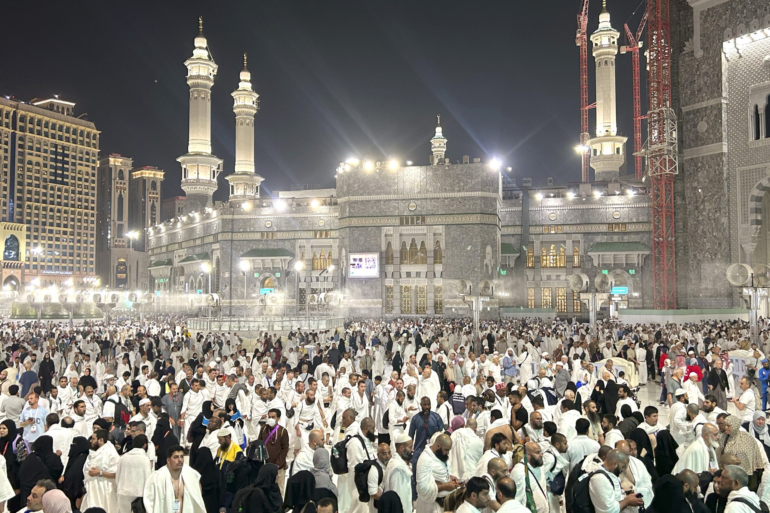 Pilger verlassen nach dem Gebet die Große Moschee in Mekka während der Hadsch am 14. Juni 2024. Hadsch ist die verpflichtende Pilgerfahrt für jeden Muslim. 