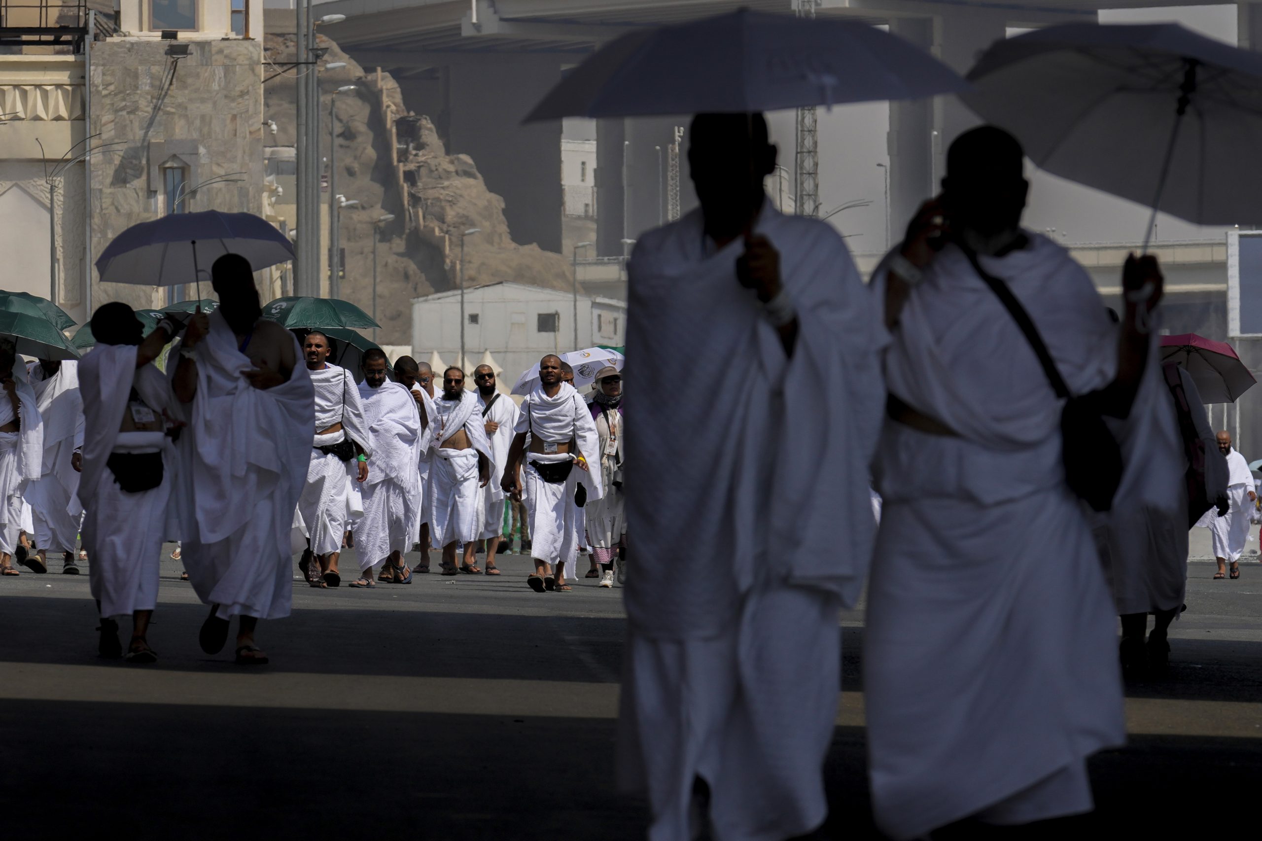 Muslimische Pilger erreichen am 14. Juni 2024 das Zeltlager von Mina während der Hadsch-Wallfahrt bei Mekka, Saudi-Arabien. Hadsch ist für jeden Muslim, der es sich leisten kann, verpflichtend.