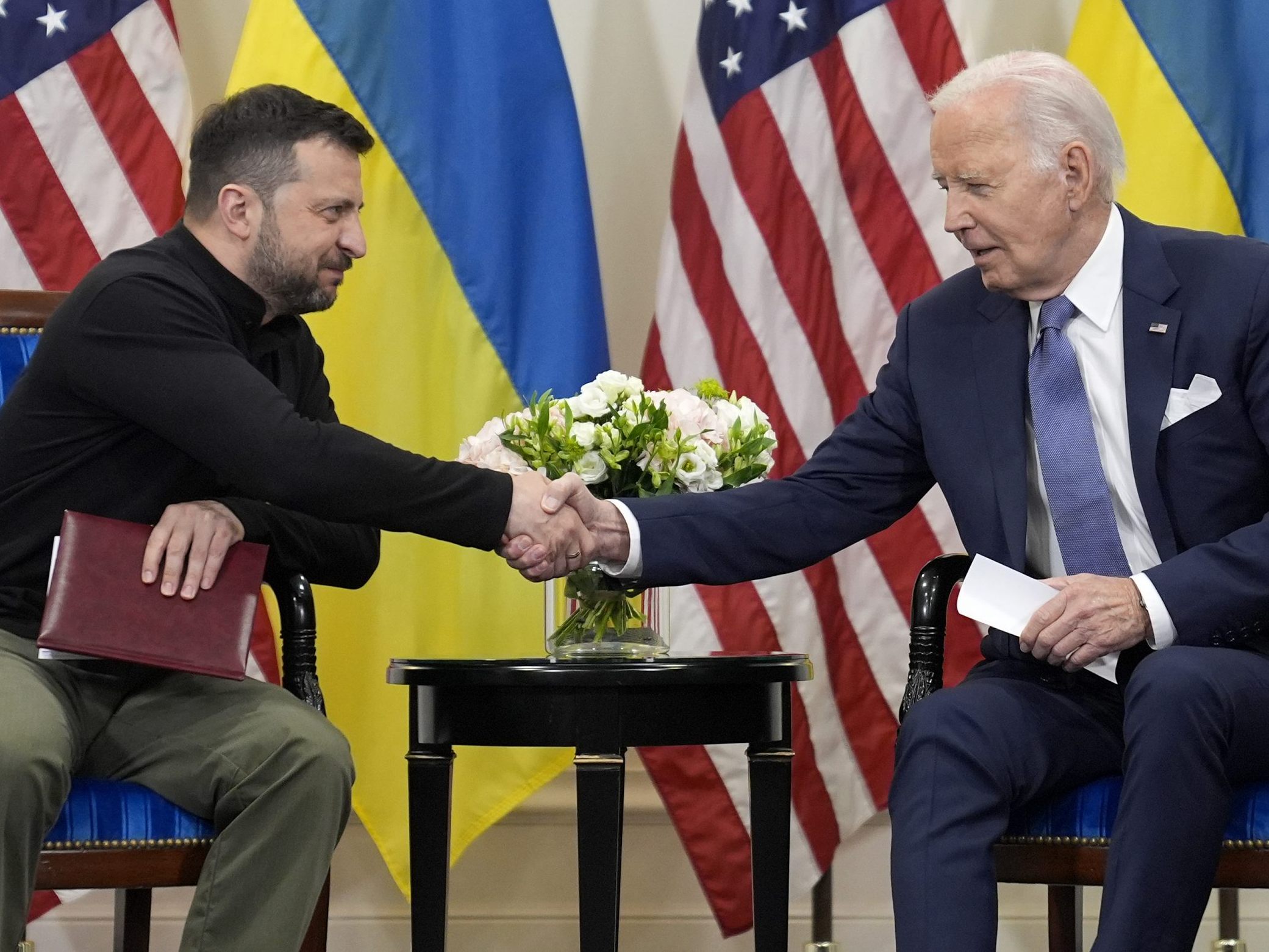 Der ukrainische Präsident Wolodymyr Selenskyj (l.) traf US-Präsident Joe Biden (r.) zuletzt am 7. Juni in Paris. Der ukrainische Präsident Wolodymyr Selenskyj (l.) traf US-Präsident Joe Biden (r.) zuletzt am 7. Juni in Paris.