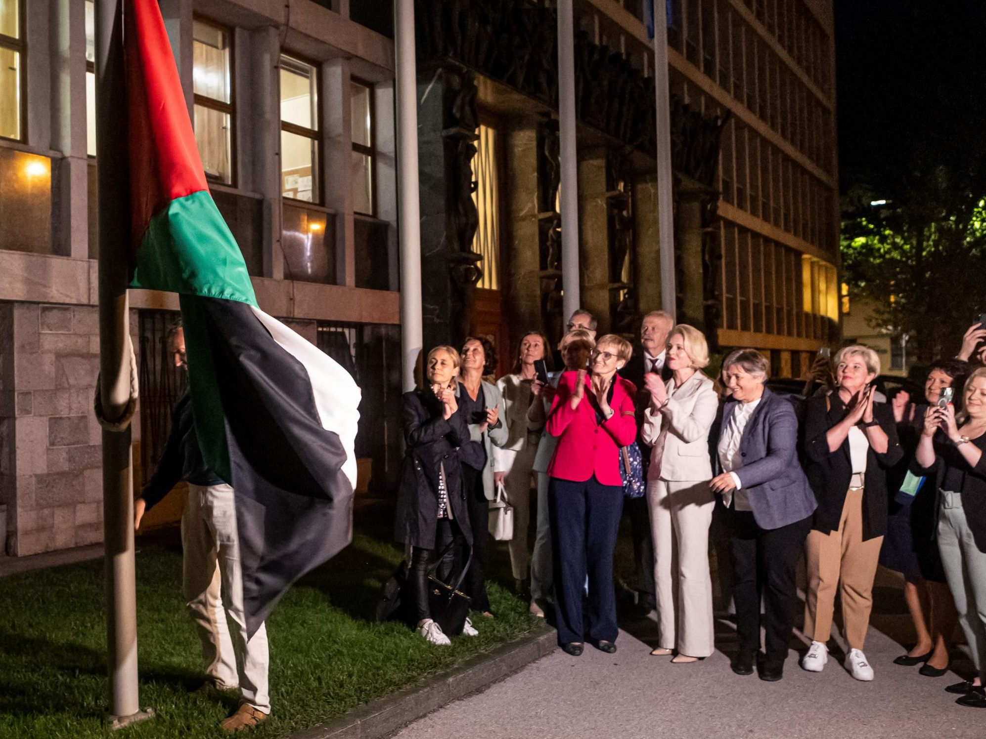 Vor dem Parlament in Ljubljana wurde am Dienstagabend eine Palästinensische Flagge gehisst. Vor dem Parlament in Ljubljana wurde am Dienstagabend eine Palästinensische Flagge gehisst.