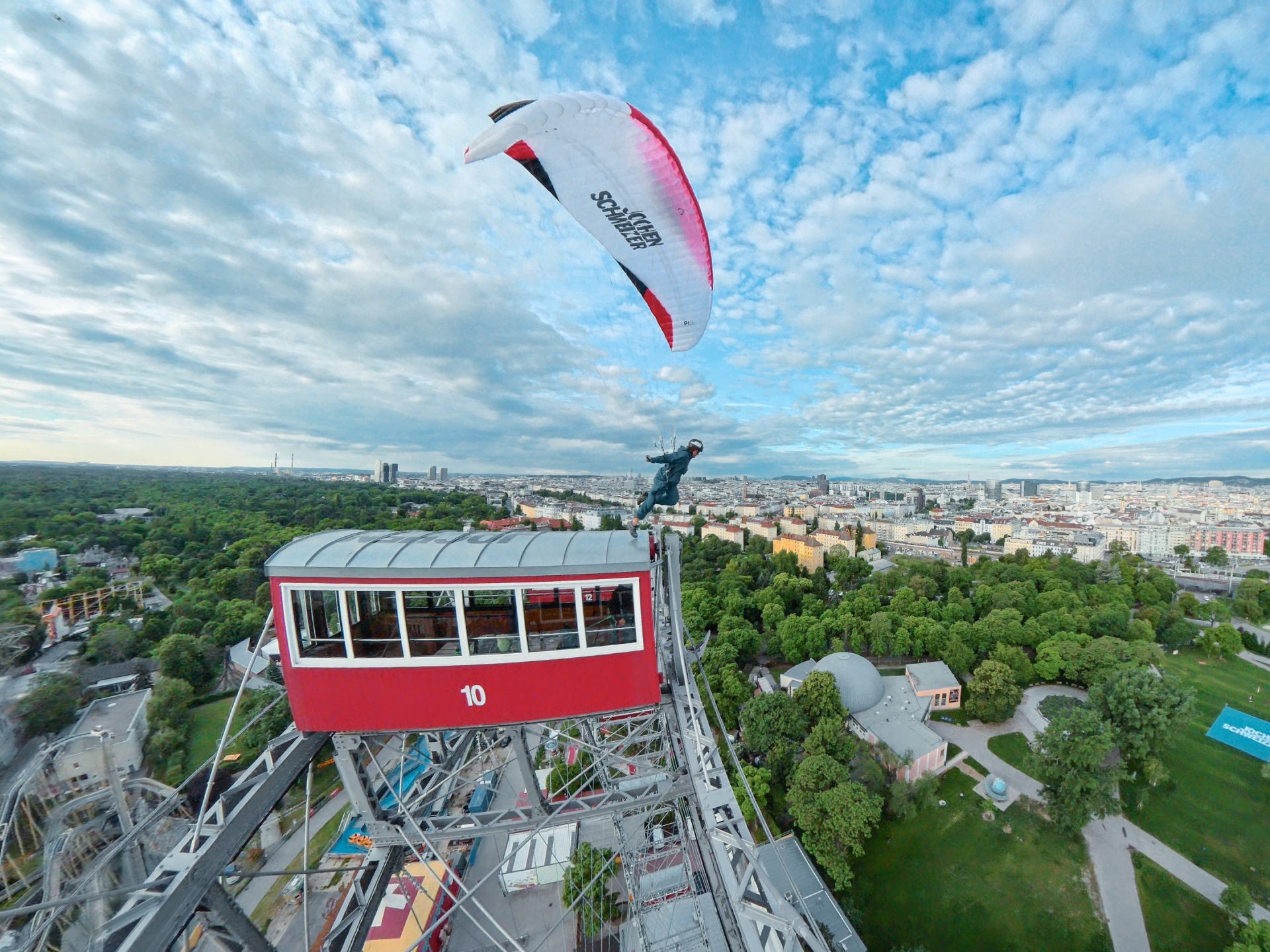 Roland Brunnbauer startet mit seinem Gleitschirm vom Wiener Riesenrad. Roland Brunnbauer startet mit seinem Gleitschirm vom Wiener Riesenrad.