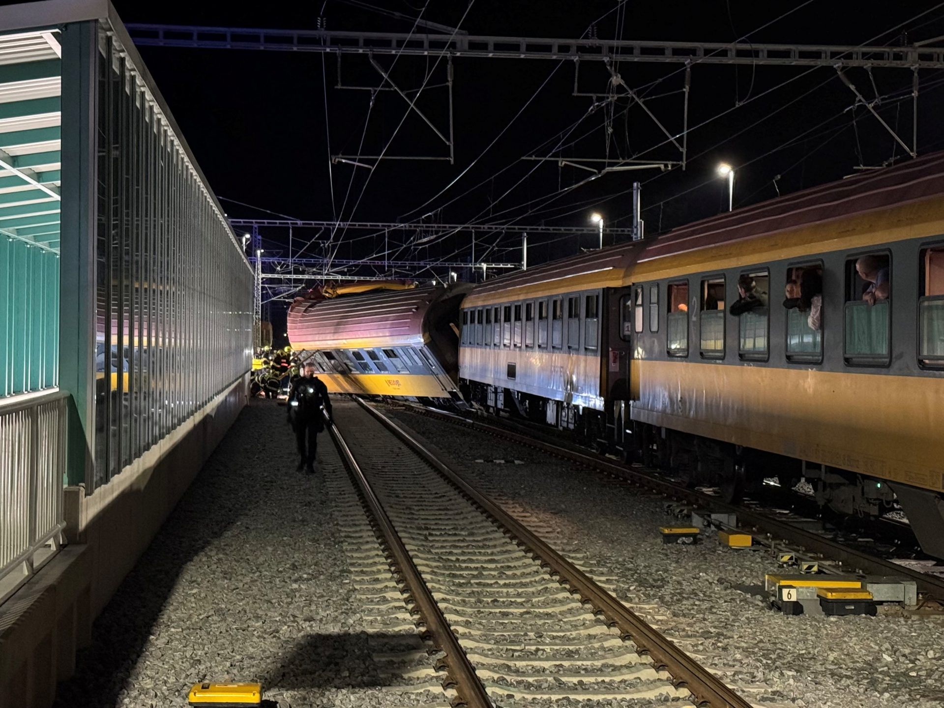 Ein Güterzug kollidierte mit einem Nachtschnellzug.