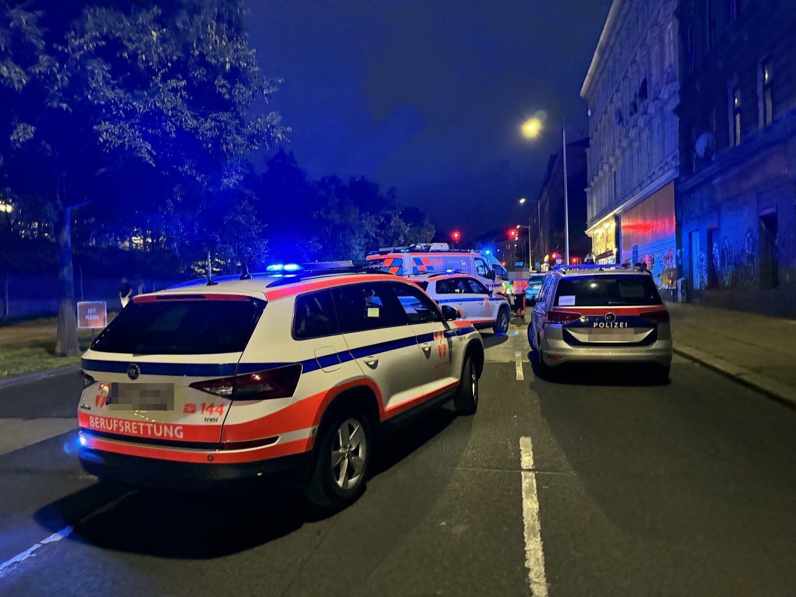 Wien-Ottakring: Unfall mit drei Schwerverletzten. Wien-Ottakring: Unfall mit drei Schwerverletzten.