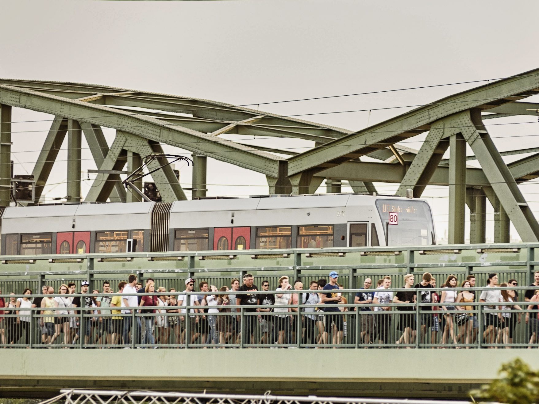 Die Wiener Öffis bringen euch zum Donauinselfest.