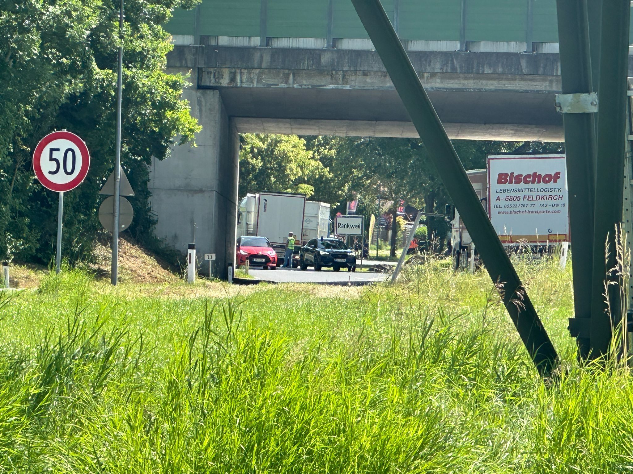 Die Polizei regelt aktuell den Verkehr.