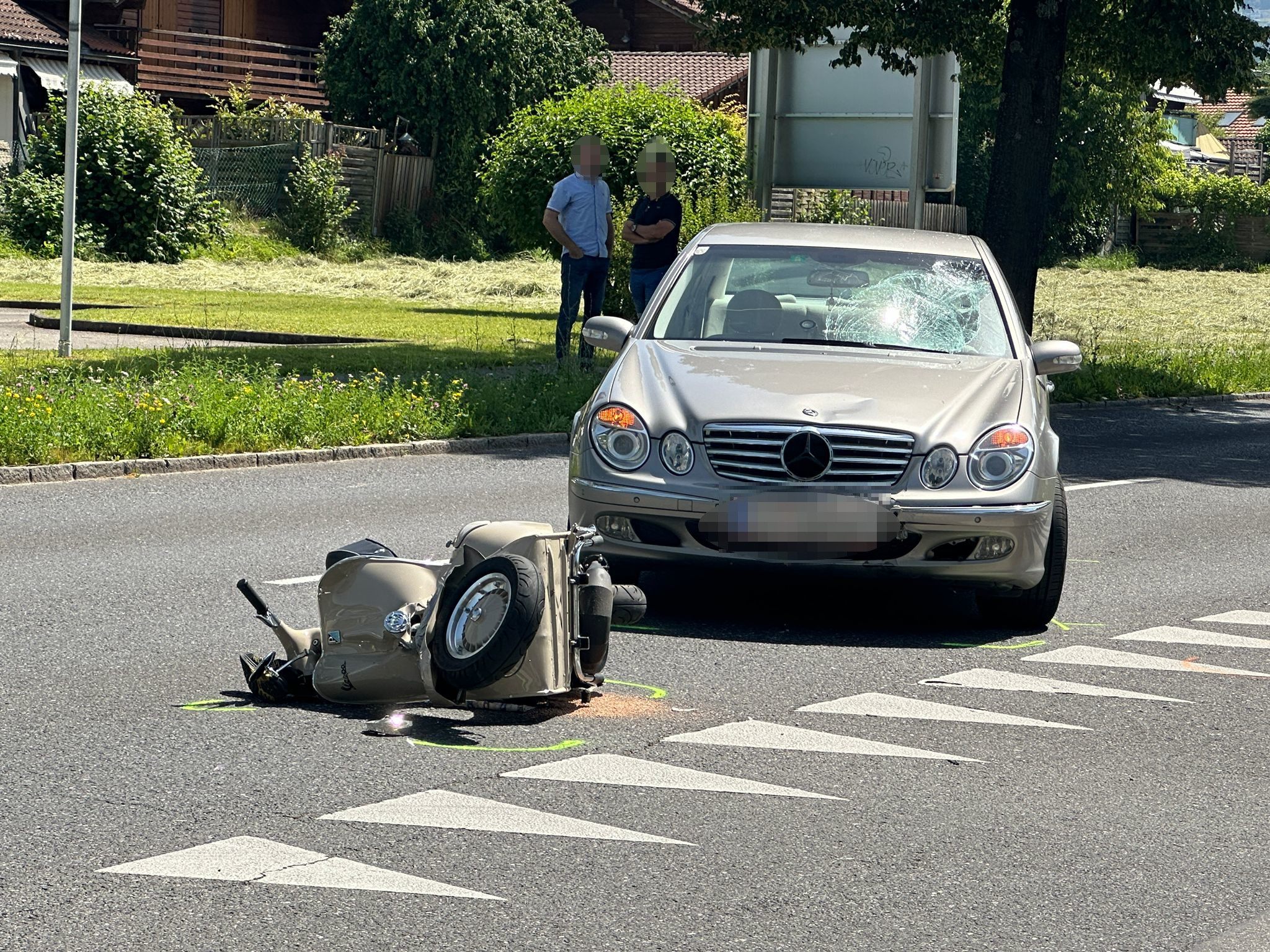 Mopedlenker von Pkw erfasst.