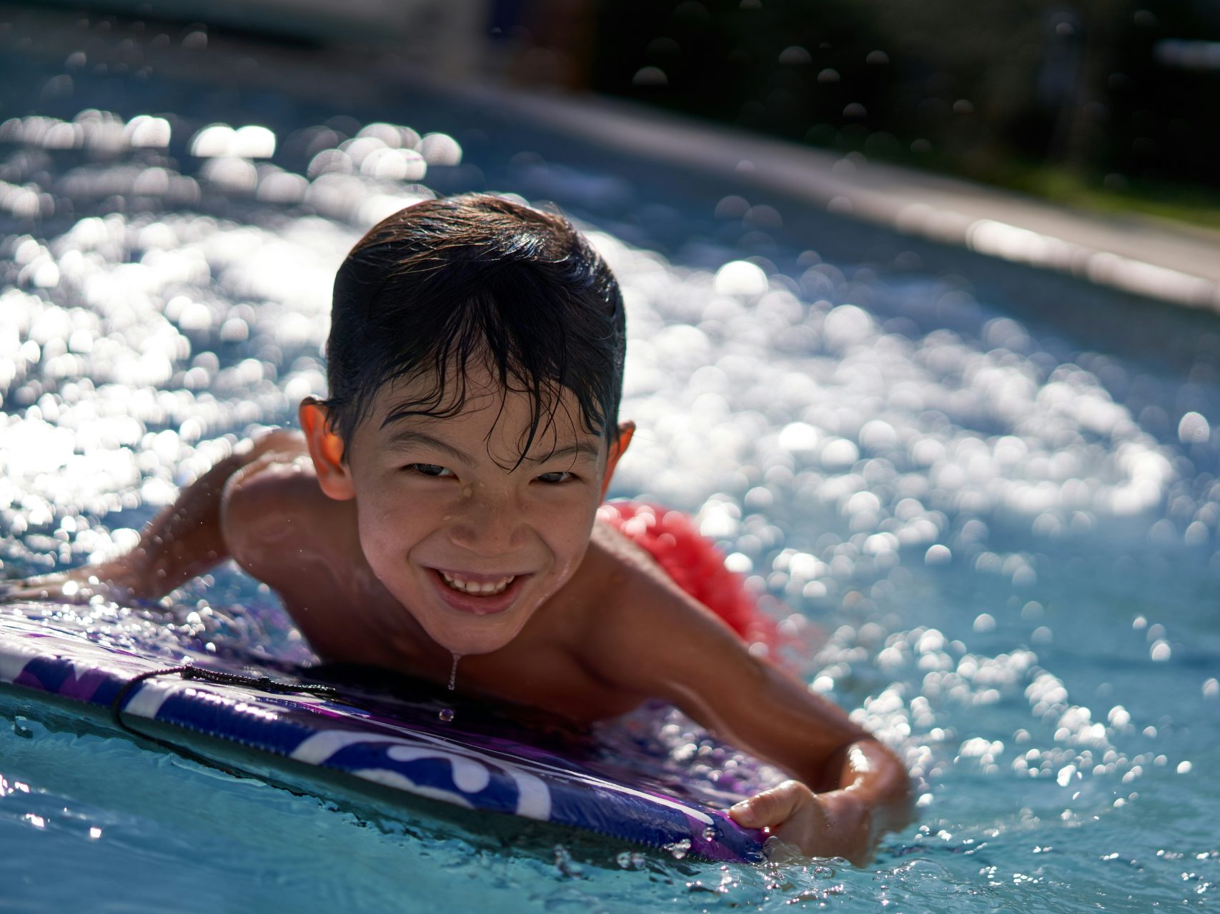 P&G startet die Spendenaktion #WellenMachen, mit der kostenlose Schwimmkurse für Kinder aus sozial benachteiligten Familien finanziert werden.