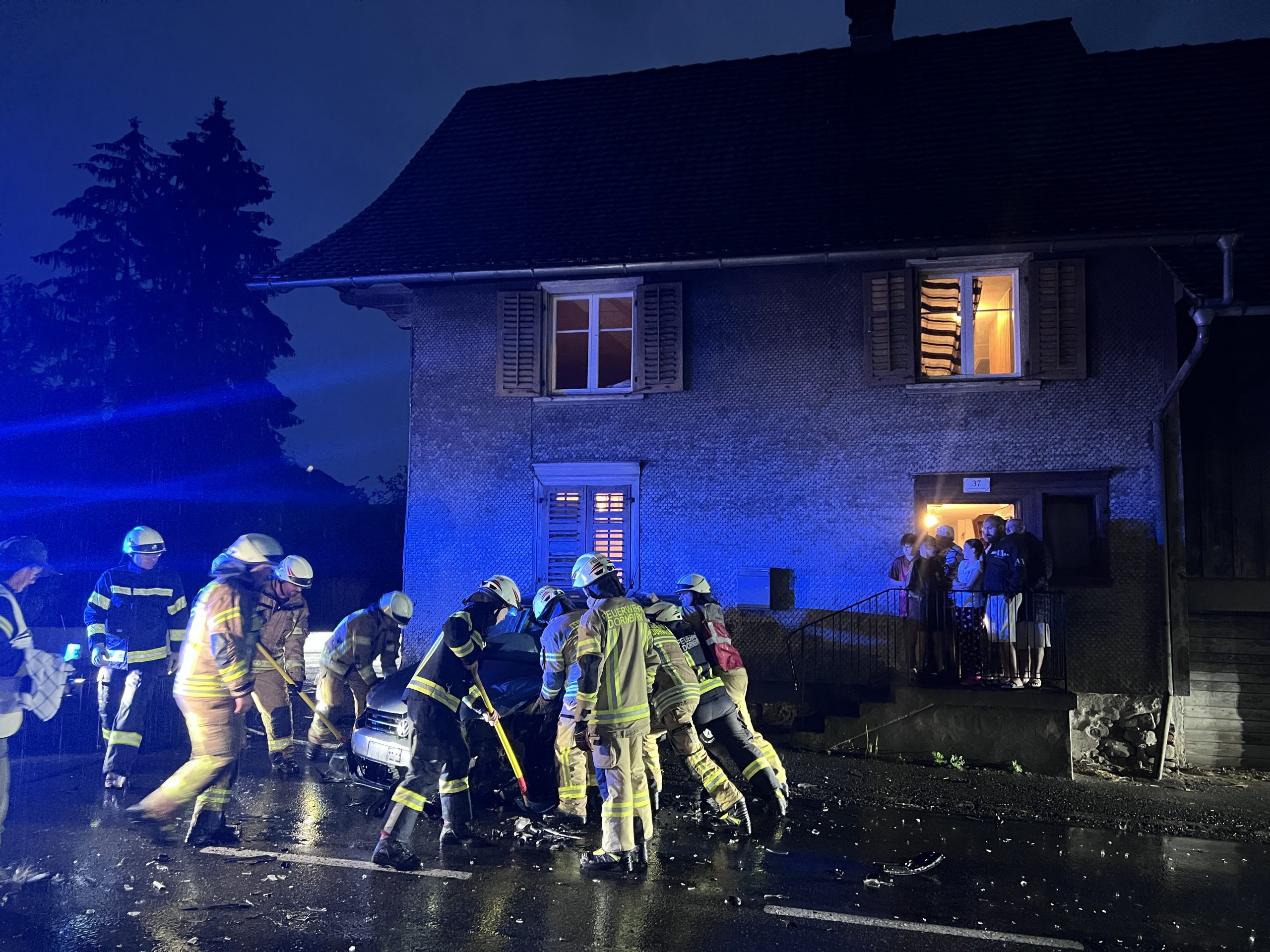 Feuerwehr und Polizei mussten aufgrund eines Unfalls ausrücken. Feuerwehr und Polizei mussten aufgrund eines Unfalls ausrücken.