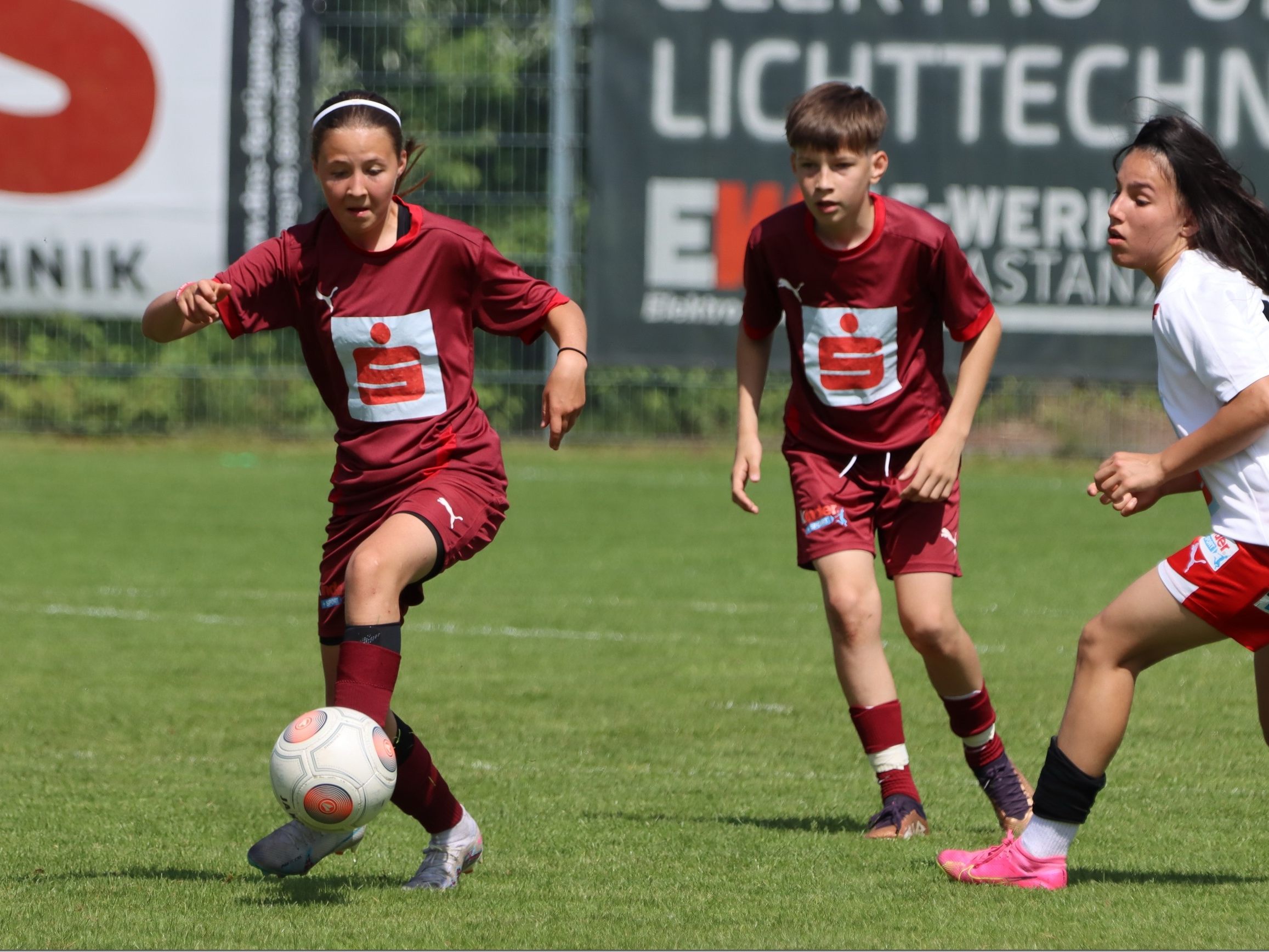 Eine Spielszene aus dem Sparkasse Schülerliga Fußball Landesfinale 2024: Spielerinnen und Spieler der beiden Teams SMS Nüziders und PG Mehrerau werden in Schruns dabei sein. Eine Spielszene aus dem Sparkasse Schülerliga Fußball Landesfinale 2024: Spielerinnen und Spieler der beiden Teams SMS Nüziders und PG Mehrerau werden in Schruns dabei sein.