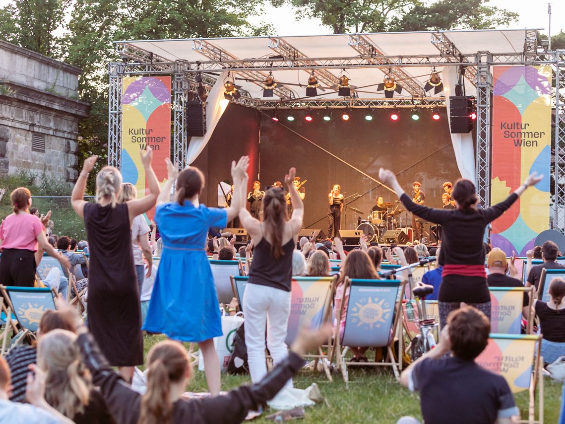 Auf zahlreichen Open-Air-Bühnen wird wieder kostenloses Programm geboten.