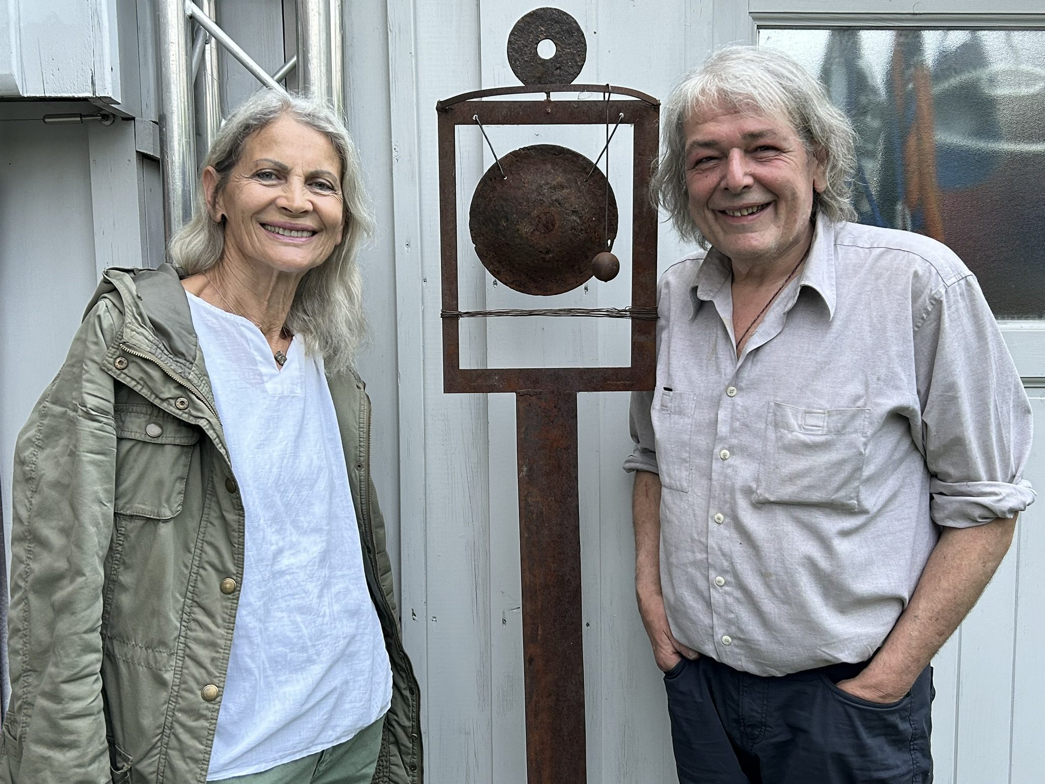 Rita Blum-Schenkbach und Kurator Günther Blenke mit dem eisernen Gong Rita Blum-Schenkbach und Kurator Günther Blenke mit dem eisernen Gong