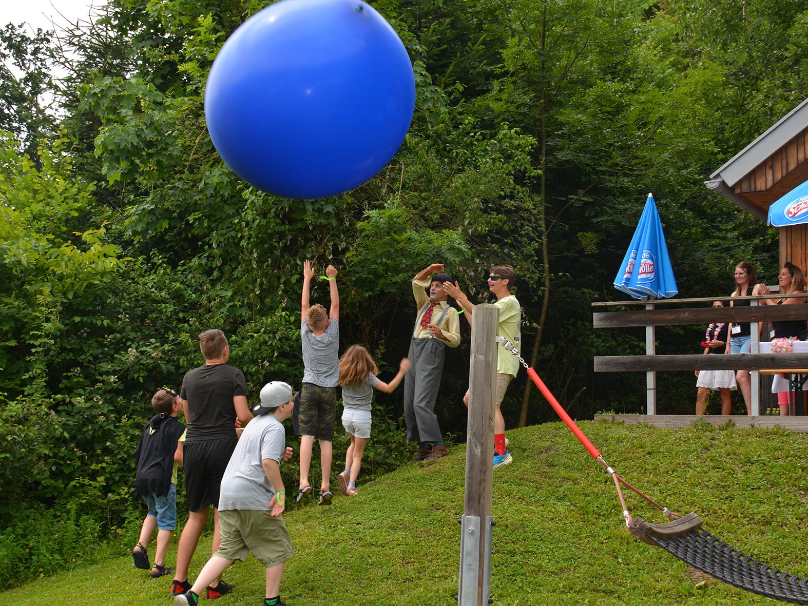 Ein Kinderfestival mit Riesenbällen und mehr wurde gefeiert. Ein Kinderfestival mit Riesenbällen und mehr wurde gefeiert.