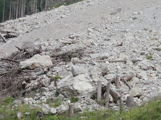Erste Arbeiten nach dem Felssturz auf der B33 haben begonnen.
