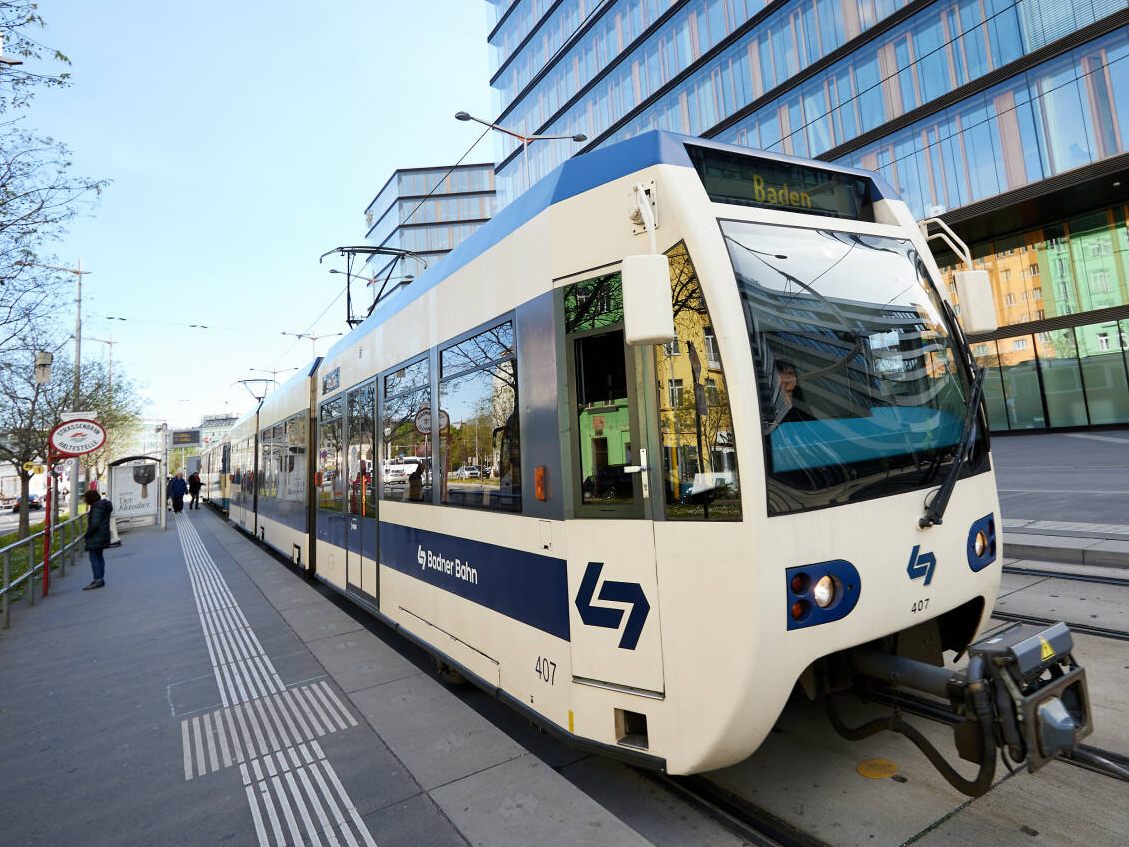 Bei der Badner Bahn gibt es Schienenersatzverkehr wegen Gleismodernisierung im Sommer. Bei der Badner Bahn gibt es Schienenersatzverkehr wegen Gleismodernisierung im Sommer.