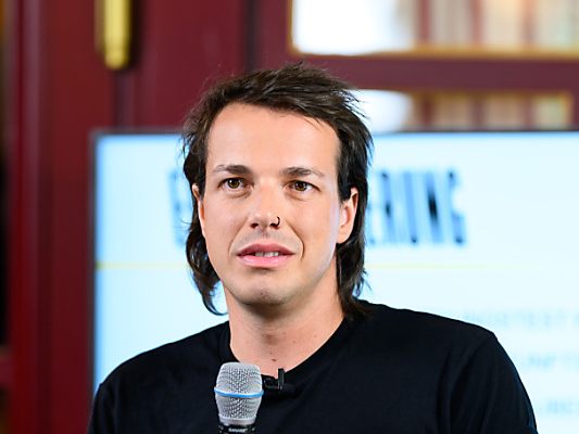 Dominik Wlazny bei der Präsentation des ersten "Forderungspakets" seiner Partei. Dominik Wlazny bei der Präsentation des ersten "Forderungspakets" seiner Partei.