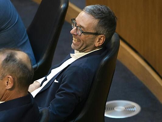 FPÖ-Chef Kickl ist mit SPÖ-Vorwürfen zur Transparenz konfrontiert. FPÖ-Chef Kickl ist mit SPÖ-Vorwürfen zur Transparenz konfrontiert.