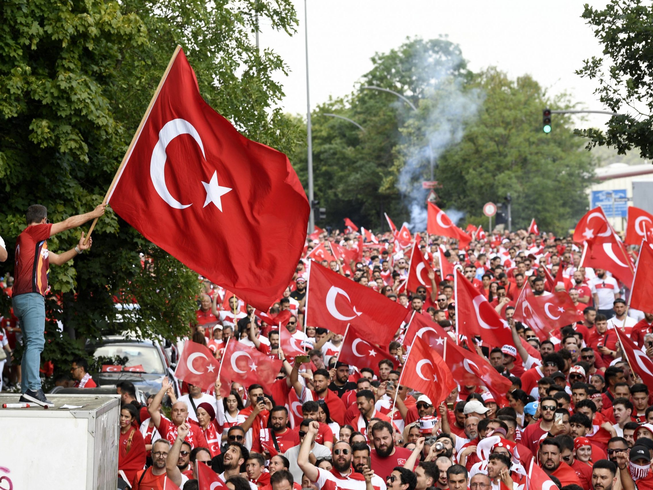 Viele Menschen aus der türkischen Community in Wien fiebern am Dienstag beim Match gegen Österreich mit.