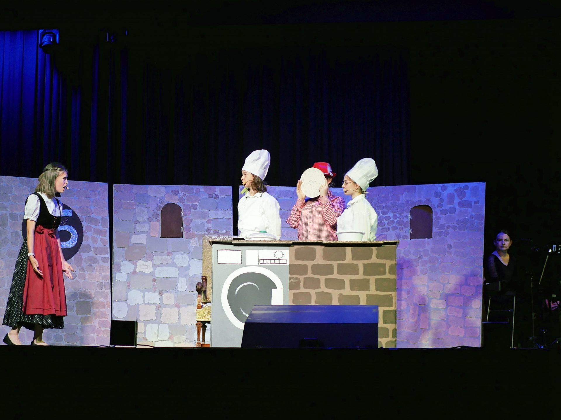 Bekannte Begebenheiten neu erzählt: Die jungen „Showtalente“ überzeugten beim Musical im Leiblachtalsaal.