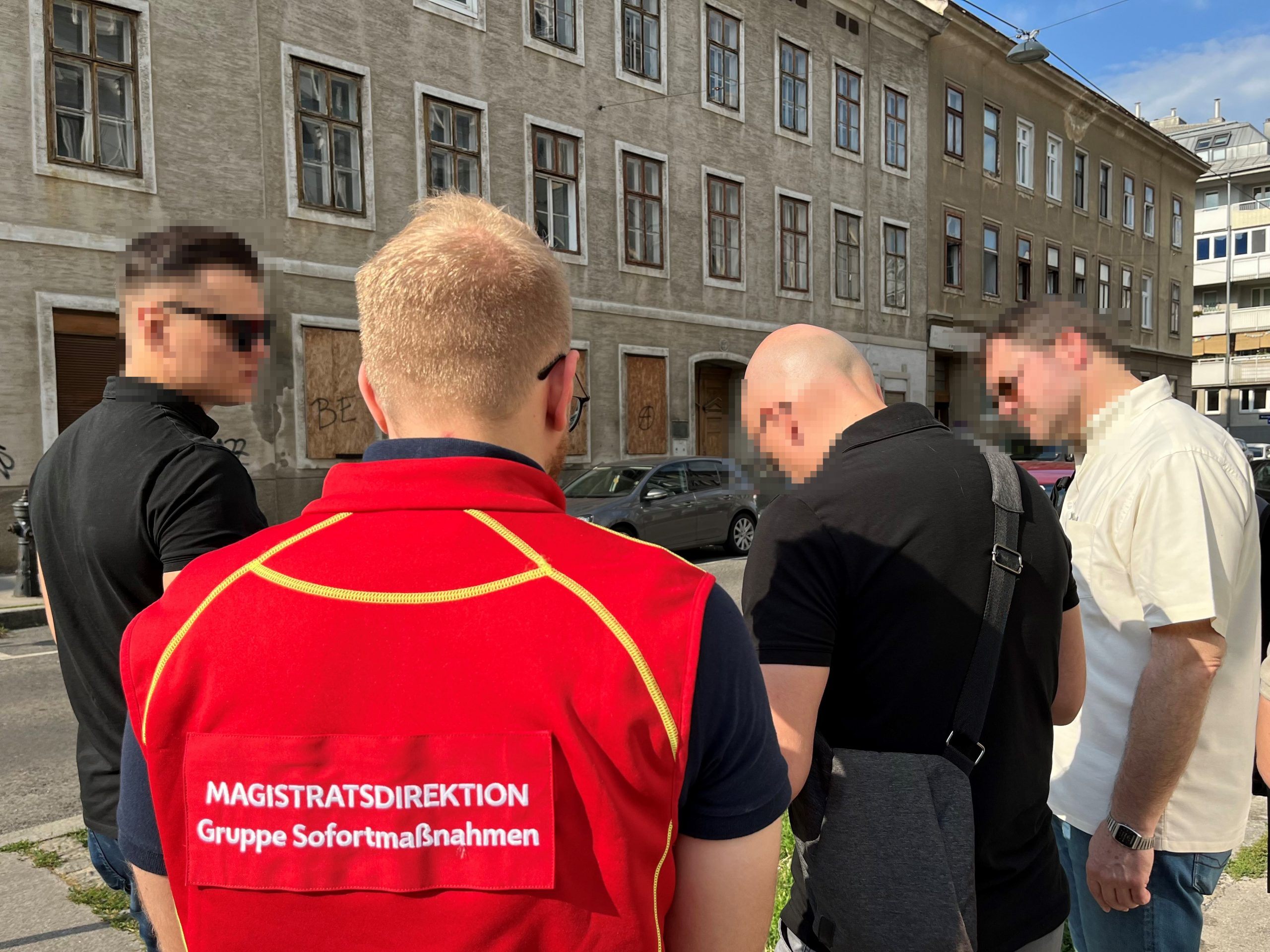 Das Einsatzteam deckte zahlreiche illegal geöffnete Lebensmittelhändler auf. Das Einsatzteam deckte zahlreiche illegal geöffnete Lebensmittelhändler auf.