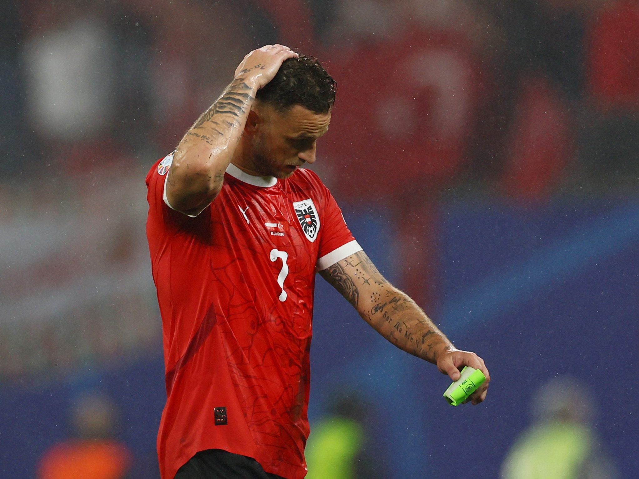 Marko Arnautovic - sichtlich niedergeschlagen nach dem Spiel gegen die Türkei. Marko Arnautovic - sichtlich niedergeschlagen nach dem Spiel gegen die Türkei.