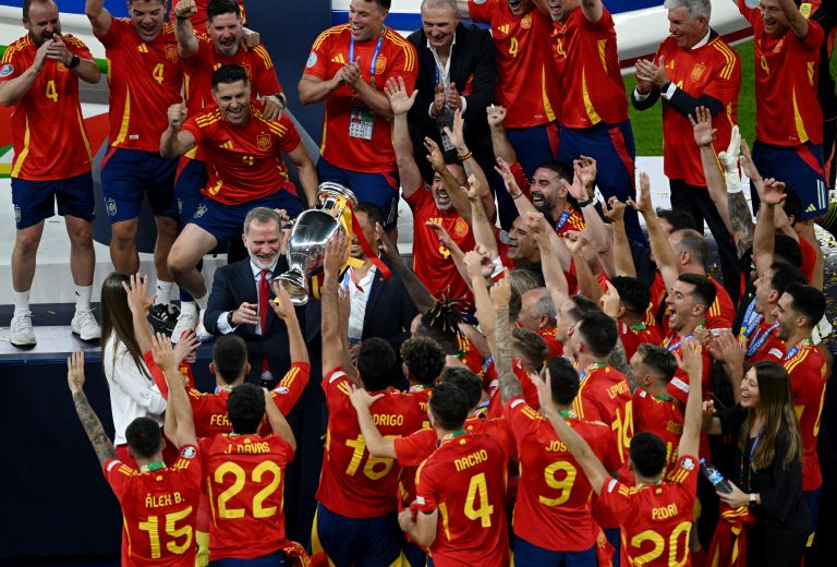 König Felipe mit dem Pokal

