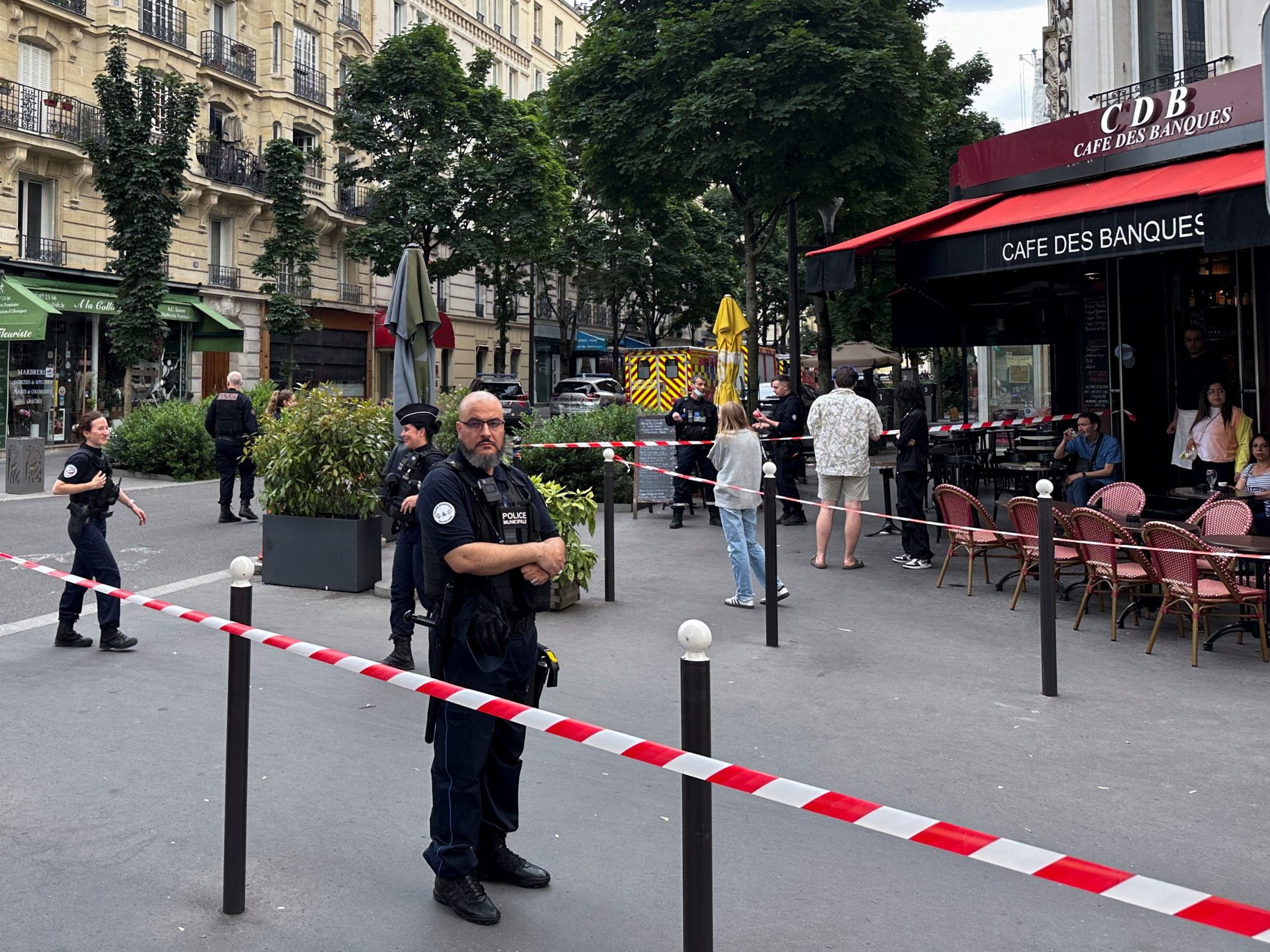 In Paris ist ein Auto am Mittwochabend in eine Café-Terrasse gerast