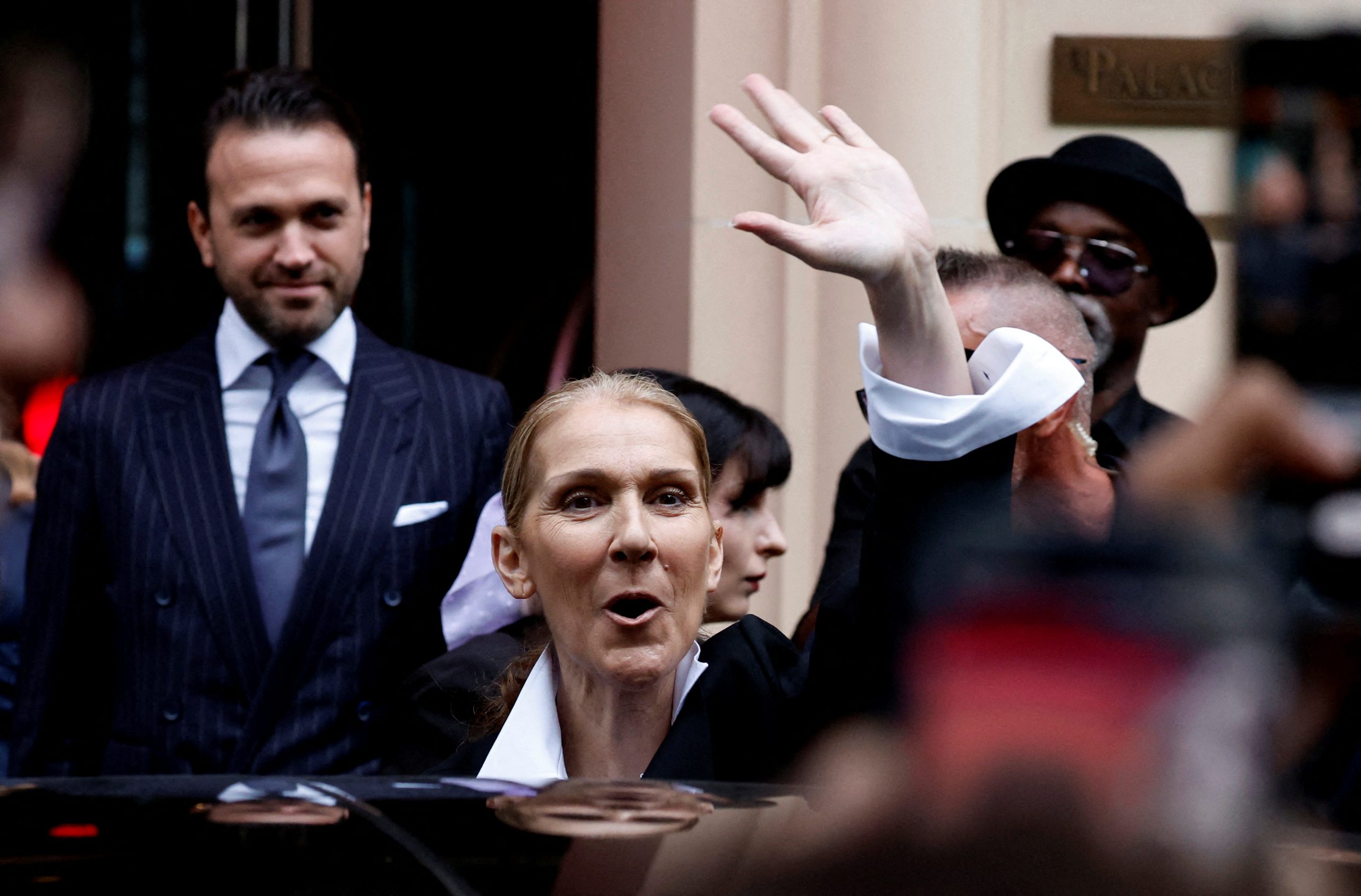 Singer Céline Dion vor ihrem Hotel in Paris
