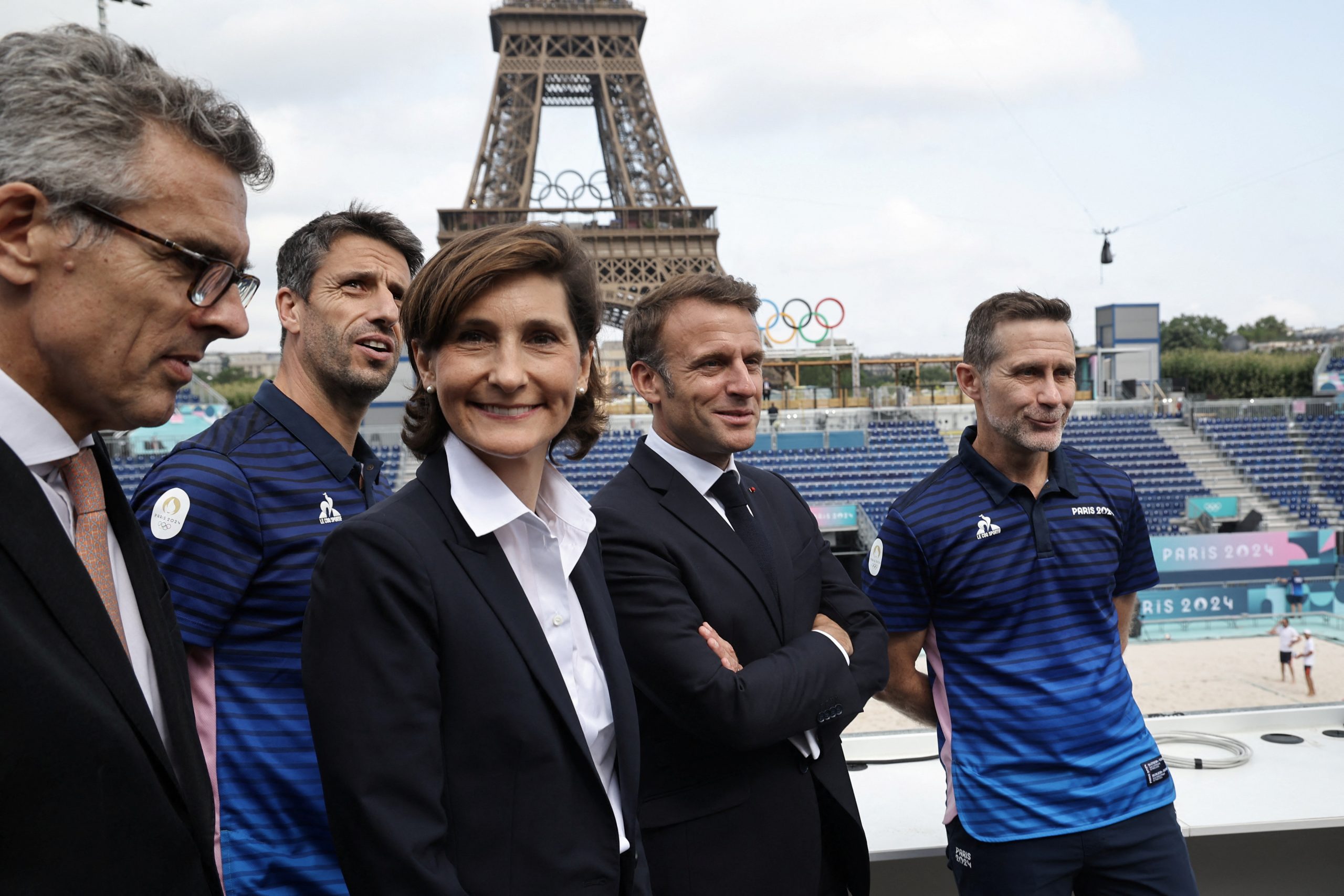 Emmanuel Macron, der Präsident des Organisationskomitees der Olympischen Spiele 2024, Tony Estanguet, und Amelie Oudea-Castera besuchen am 24. Juli 2024 das „Stade Tour Eiffel“ in Paris