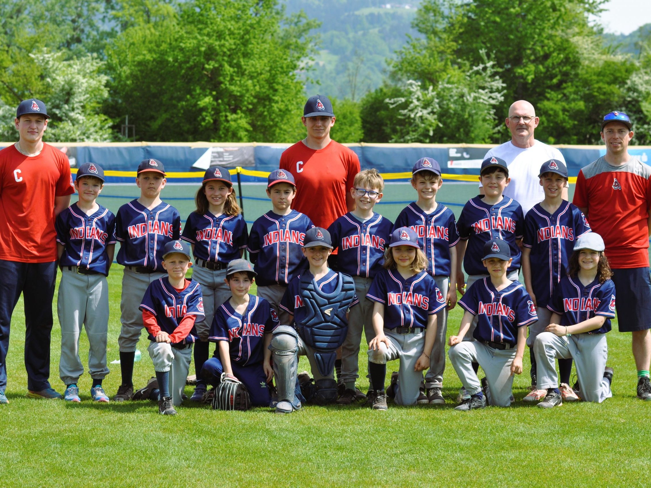 Die U10 der Dornbirn Indians führt ungeschlagen die Tabelle an und freut sich nun auf die Teilnahme bei den Österreichischen Meisterschaften in Wien. Die U10 der Dornbirn Indians führt ungeschlagen die Tabelle an und freut sich nun auf die Teilnahme bei den Österreichischen Meisterschaften in Wien.