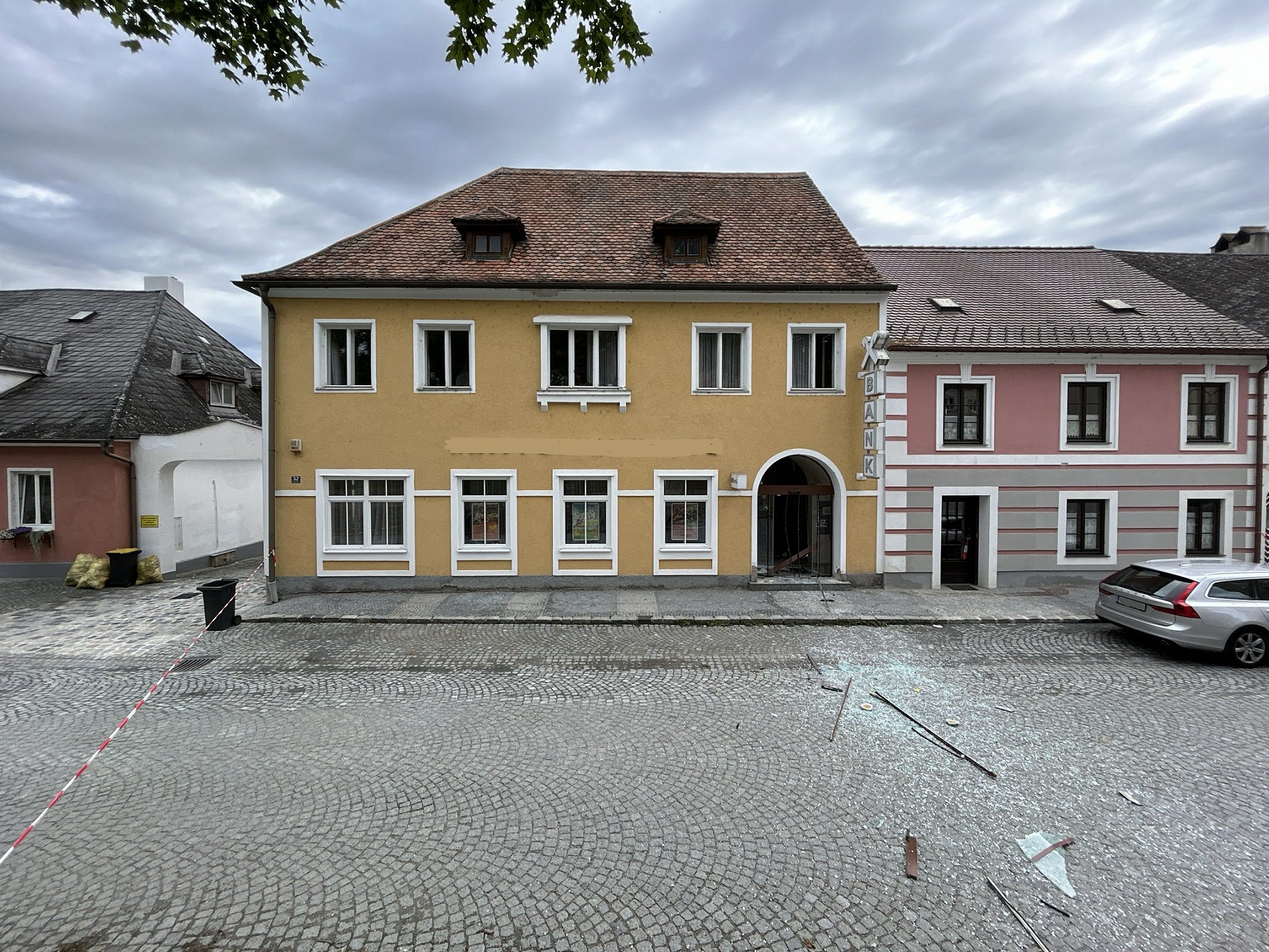 Die Ermittlungen dauern weiter an. Die Ermittlungen dauern weiter an.