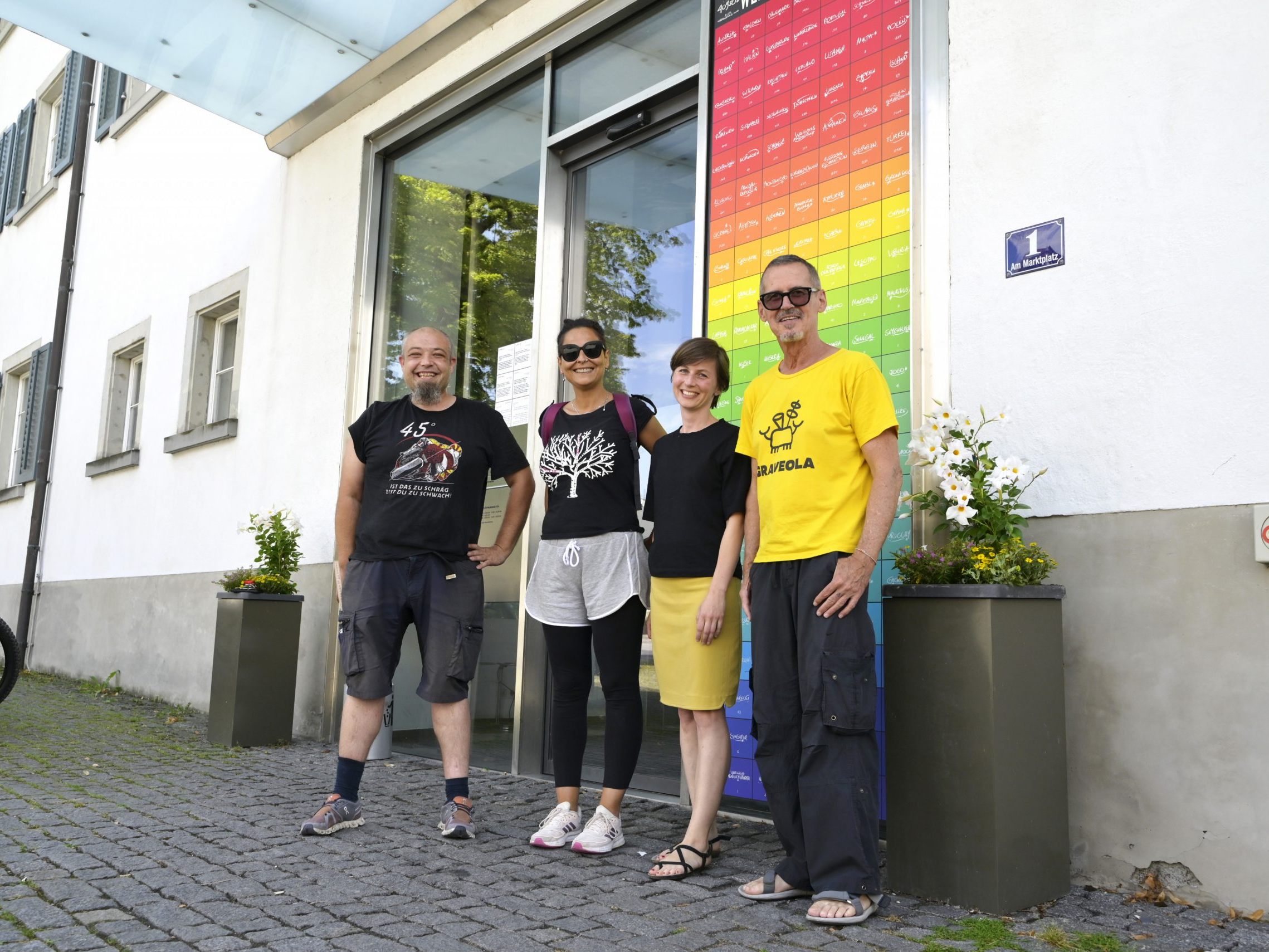 Kunstaktion: „WER SIND WIR HIER“.