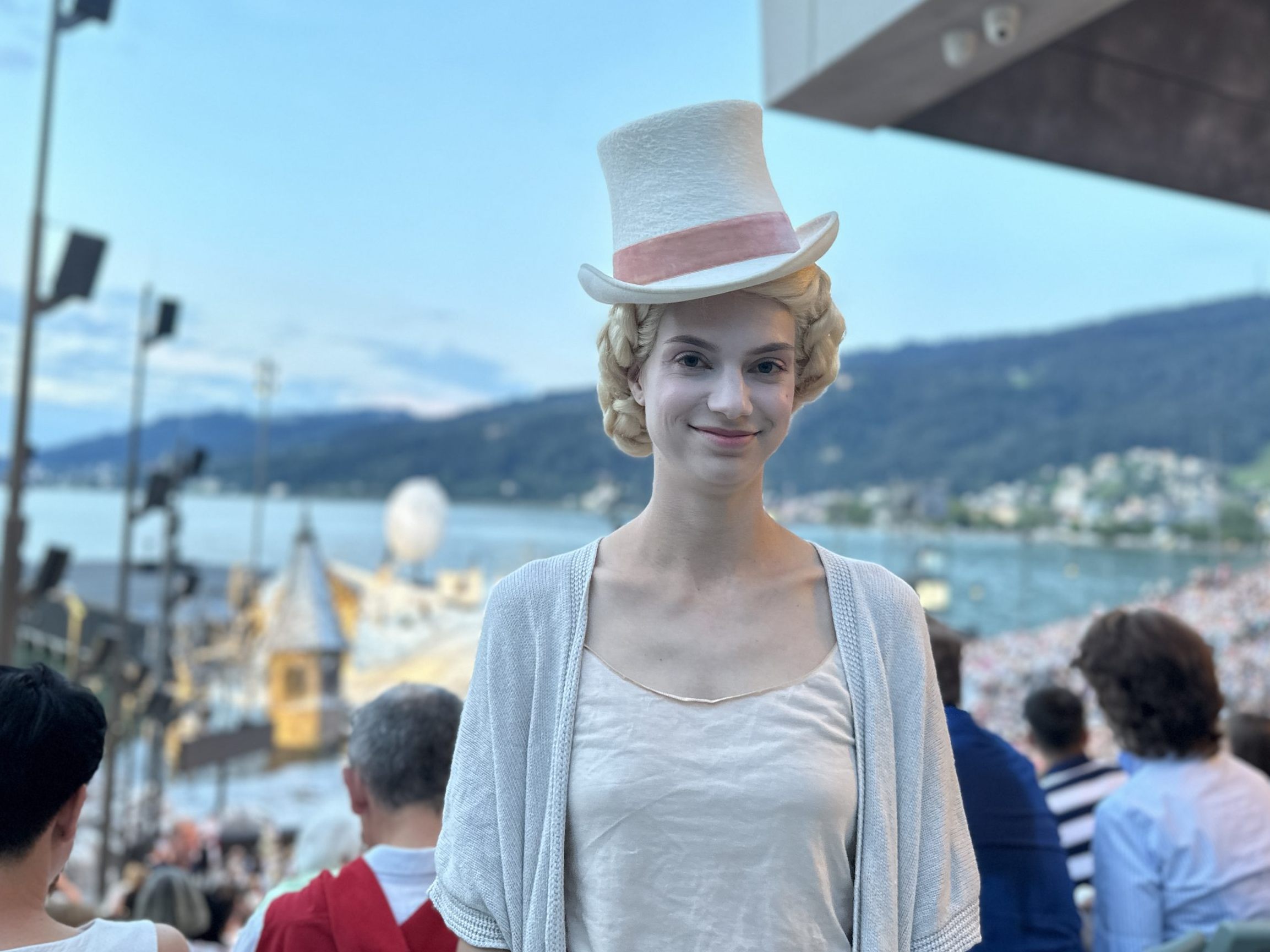 Luzia ist als Statistin bei "Der Freischütz" mit dabei.