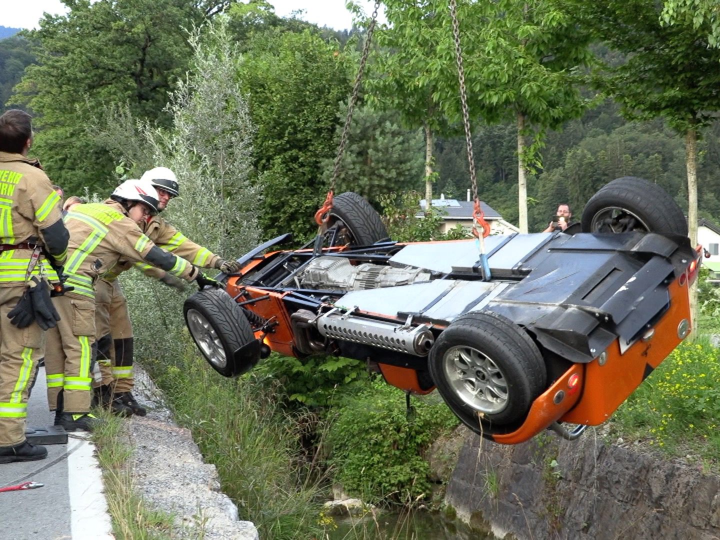Die Feuerwehr musste am Mittwochabend ein Fahrzeug aus einem Bach bergen