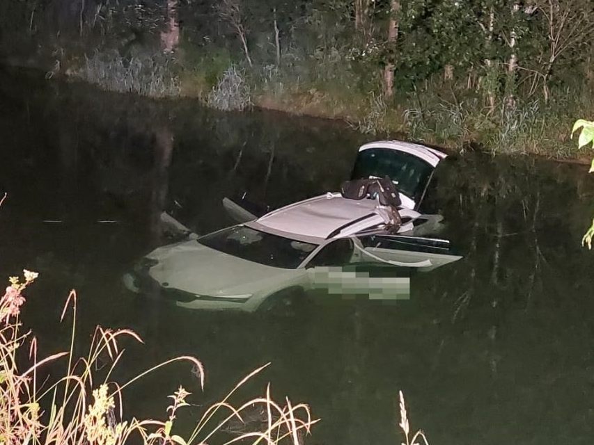 Der Alko-Lenker landete mit seinem Pkw in der Vöckla. Der Alko-Lenker landete mit seinem Pkw in der Vöckla.