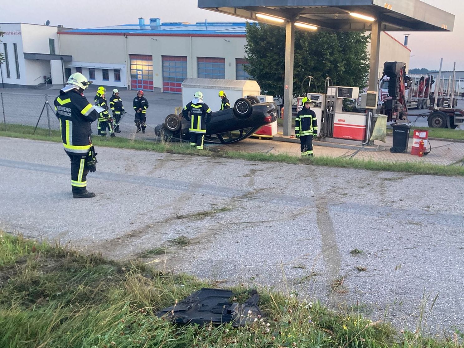 Das Auto landete am Dach liegend an einer Tankstelle.